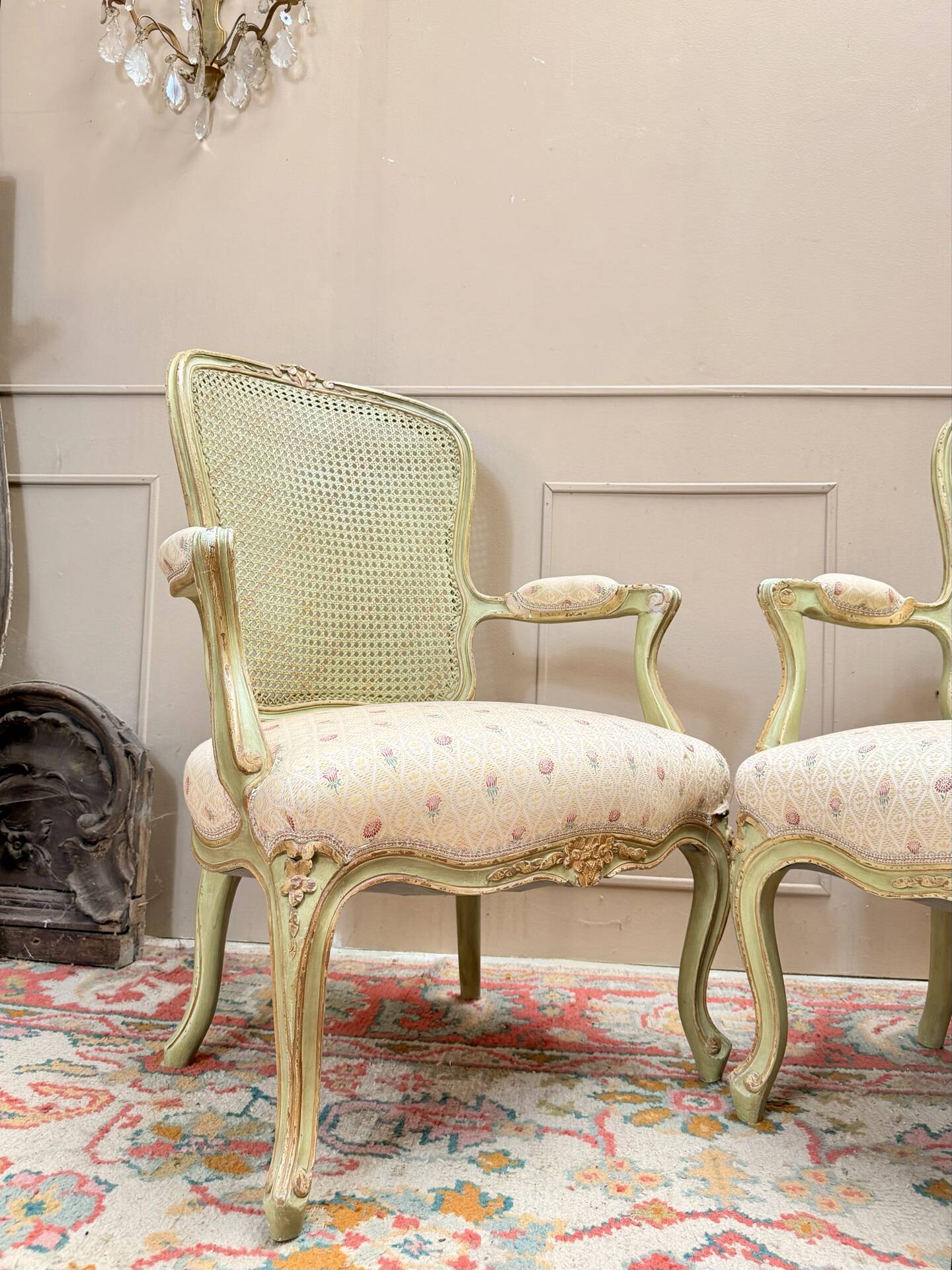 PAIRE DE FAUTEUILS EN BOIS LAQUÉ DE STYLE LOUIS XV XIX EME SIÈCLE  
