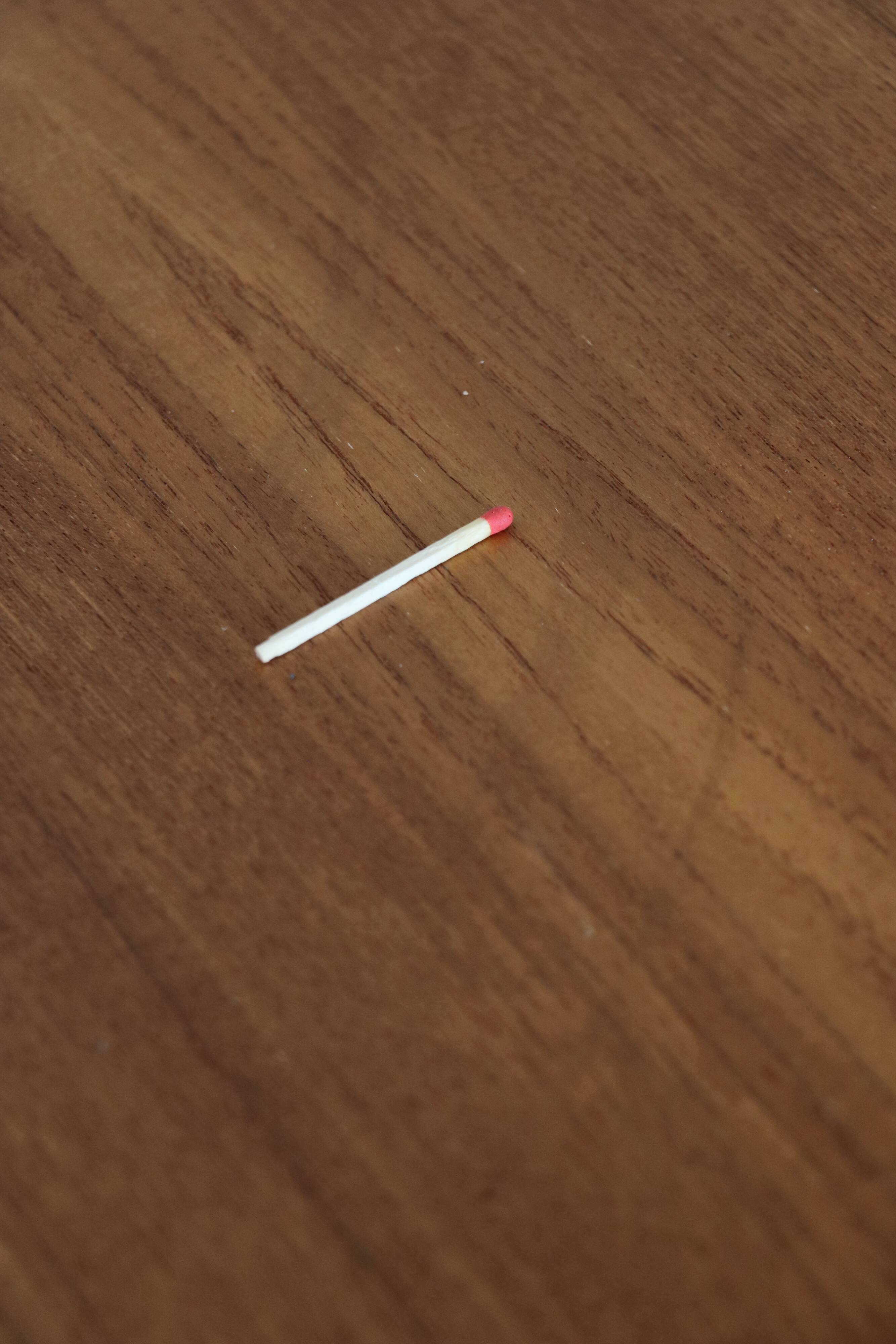 Extendable round table with butterfly extension system