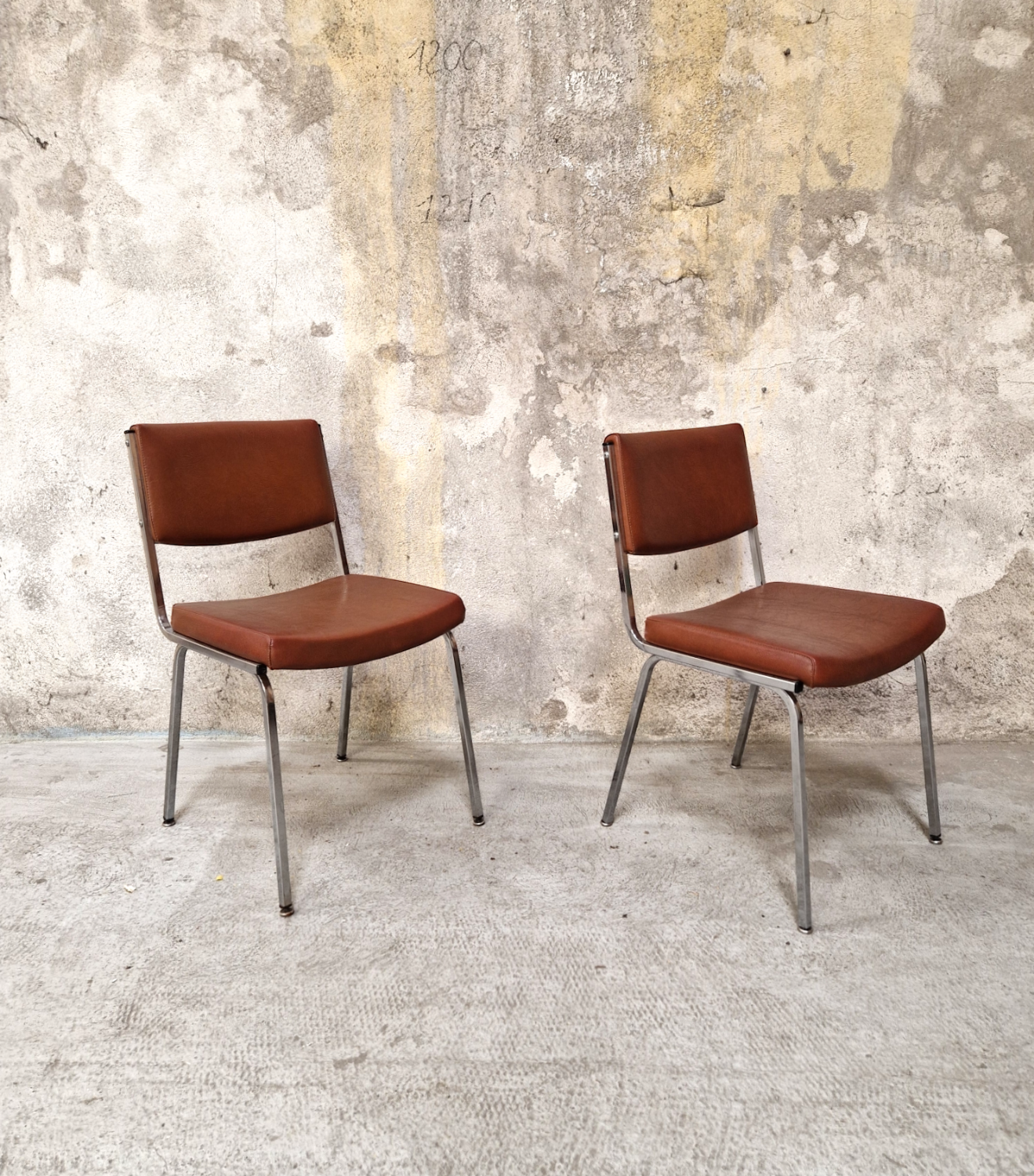 Paire de chaises skaï et chrome