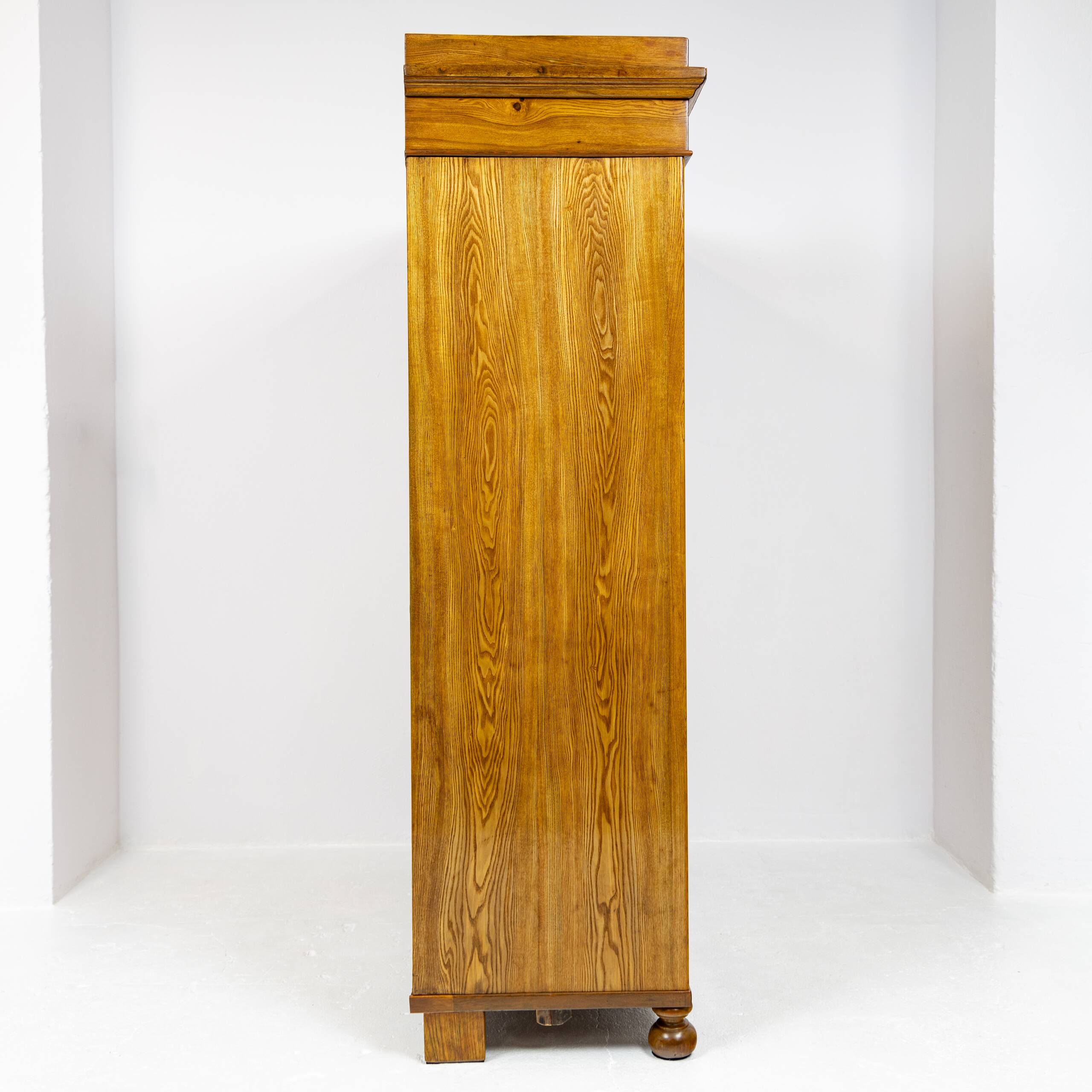 Armoire Louis-Philippe en frêne massif - 1835-1850