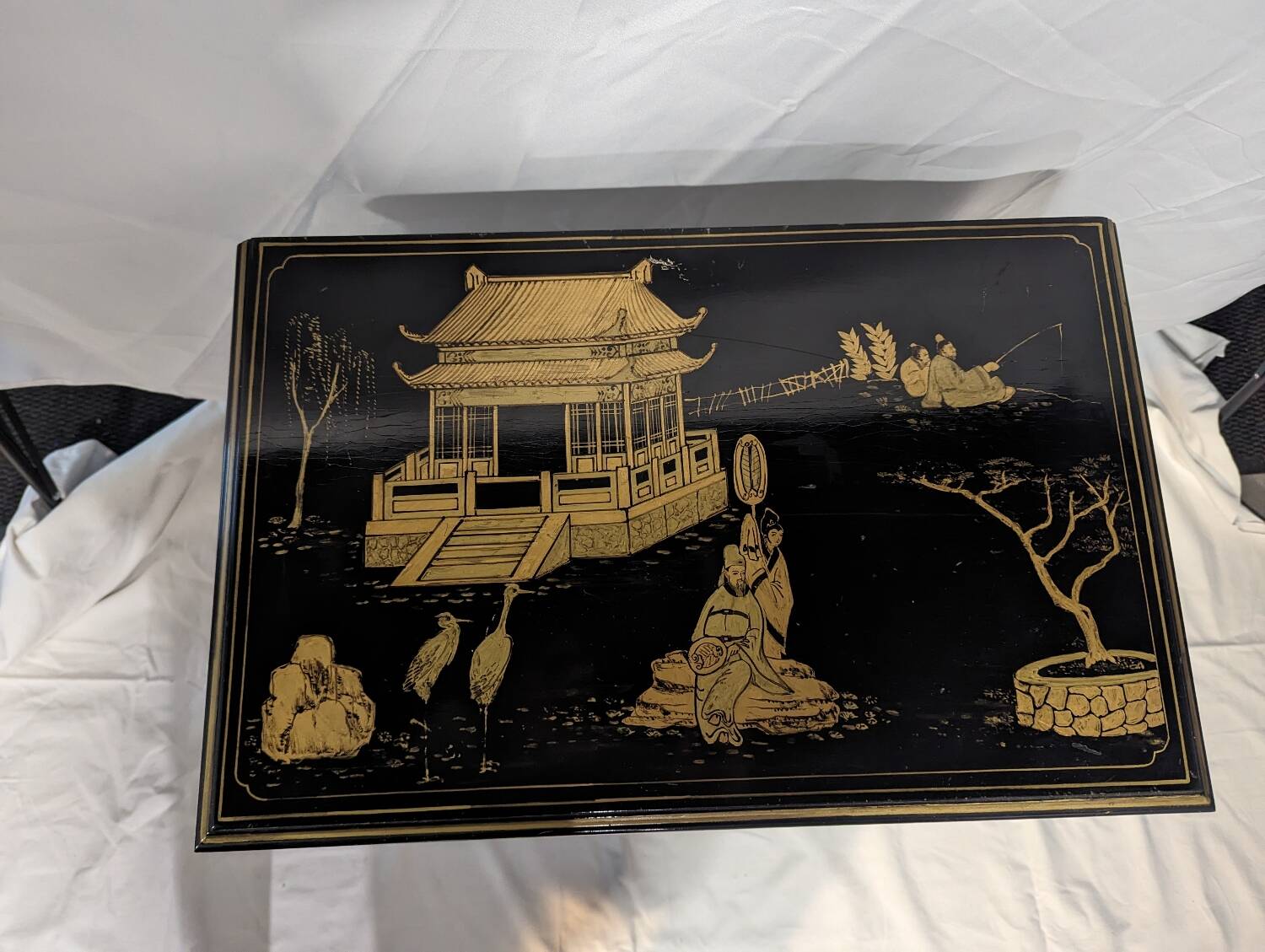 Asian chest of drawers in Chinese lacquer