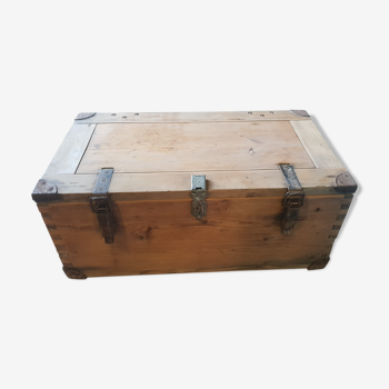 Trunk in wood with metal corners