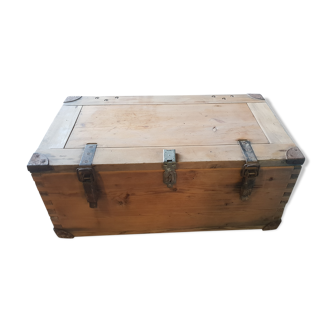 Malle en bois avec coins en métal