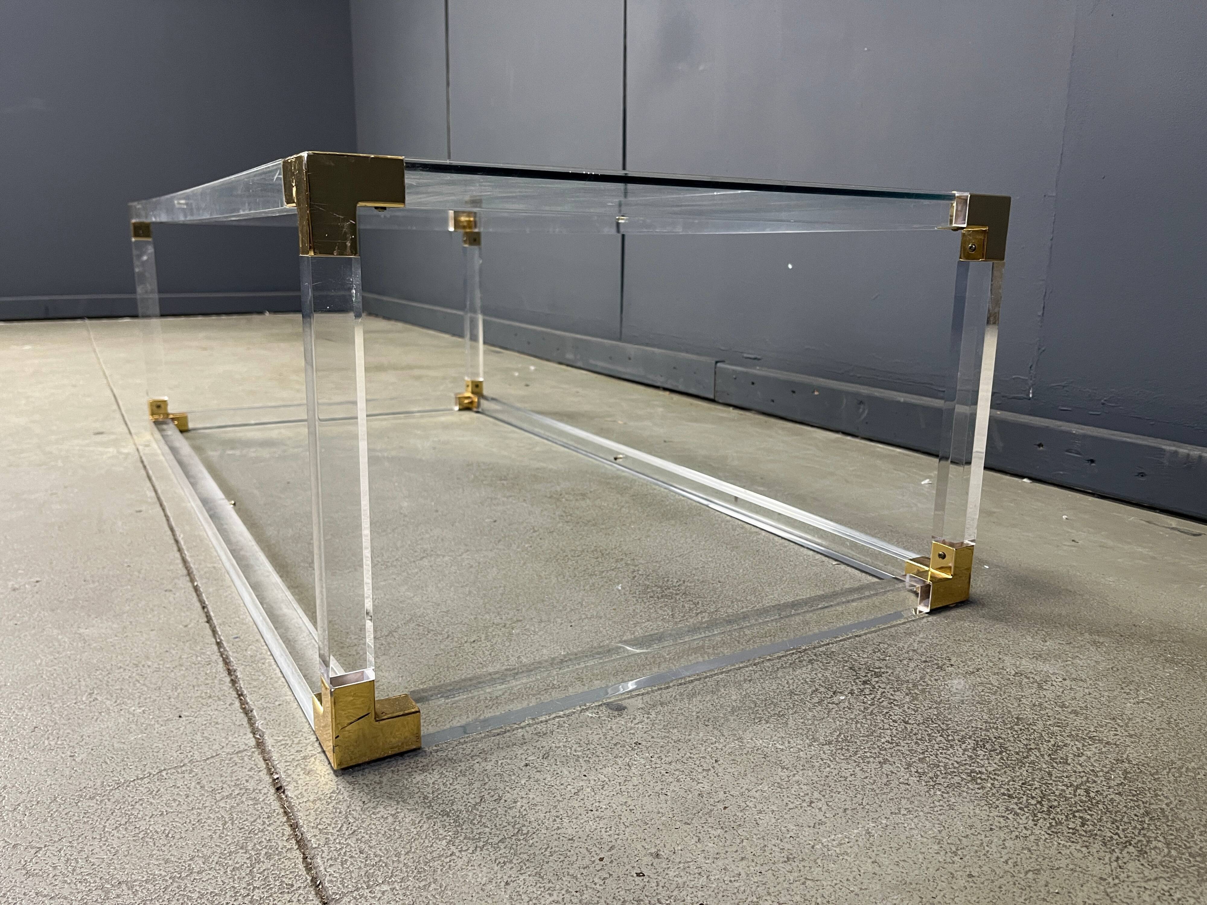Table basse en laiton et lucite attribuée à Charles Hollis Jones, années 1970.
