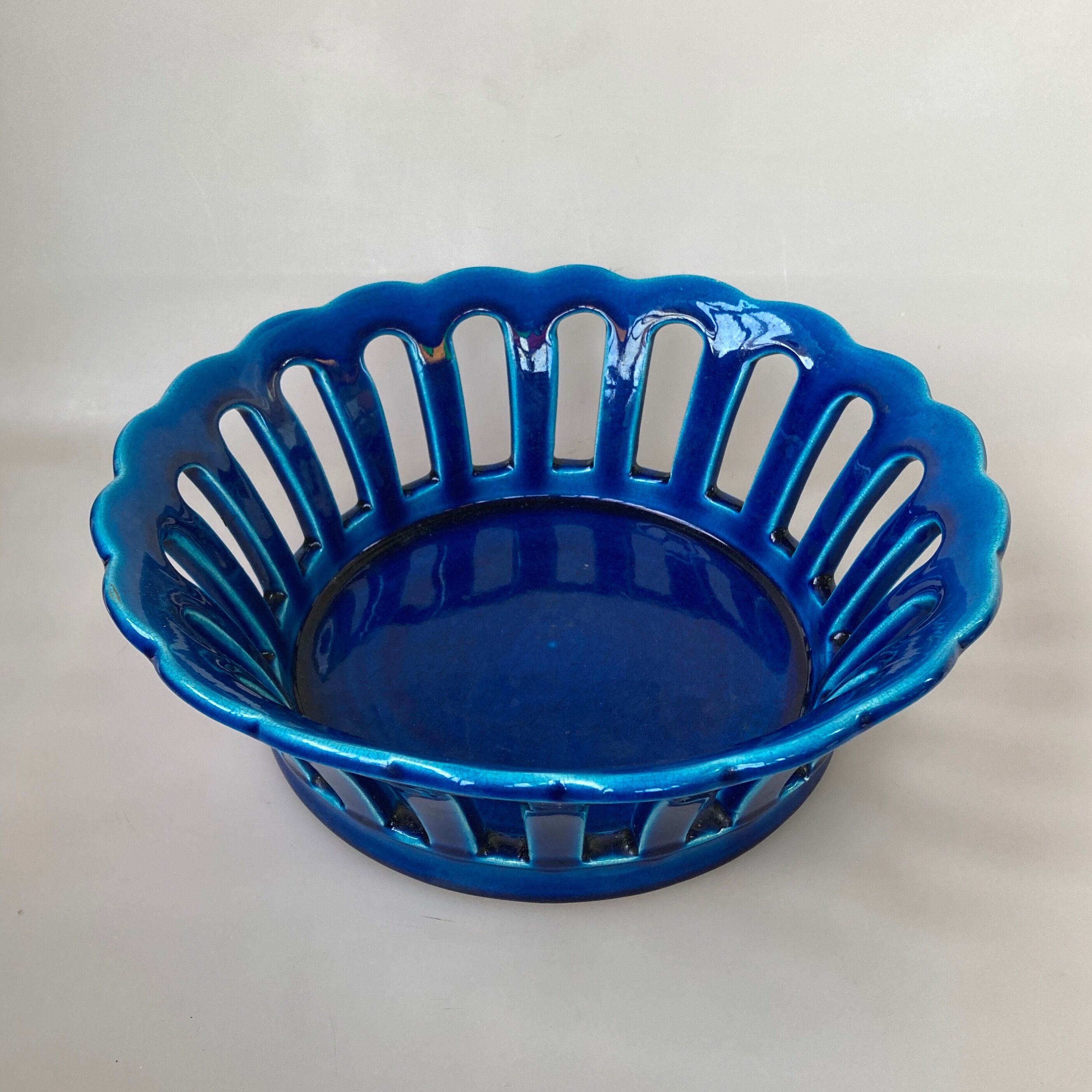 Openwork ceramic fruit basket - vintage blue cut