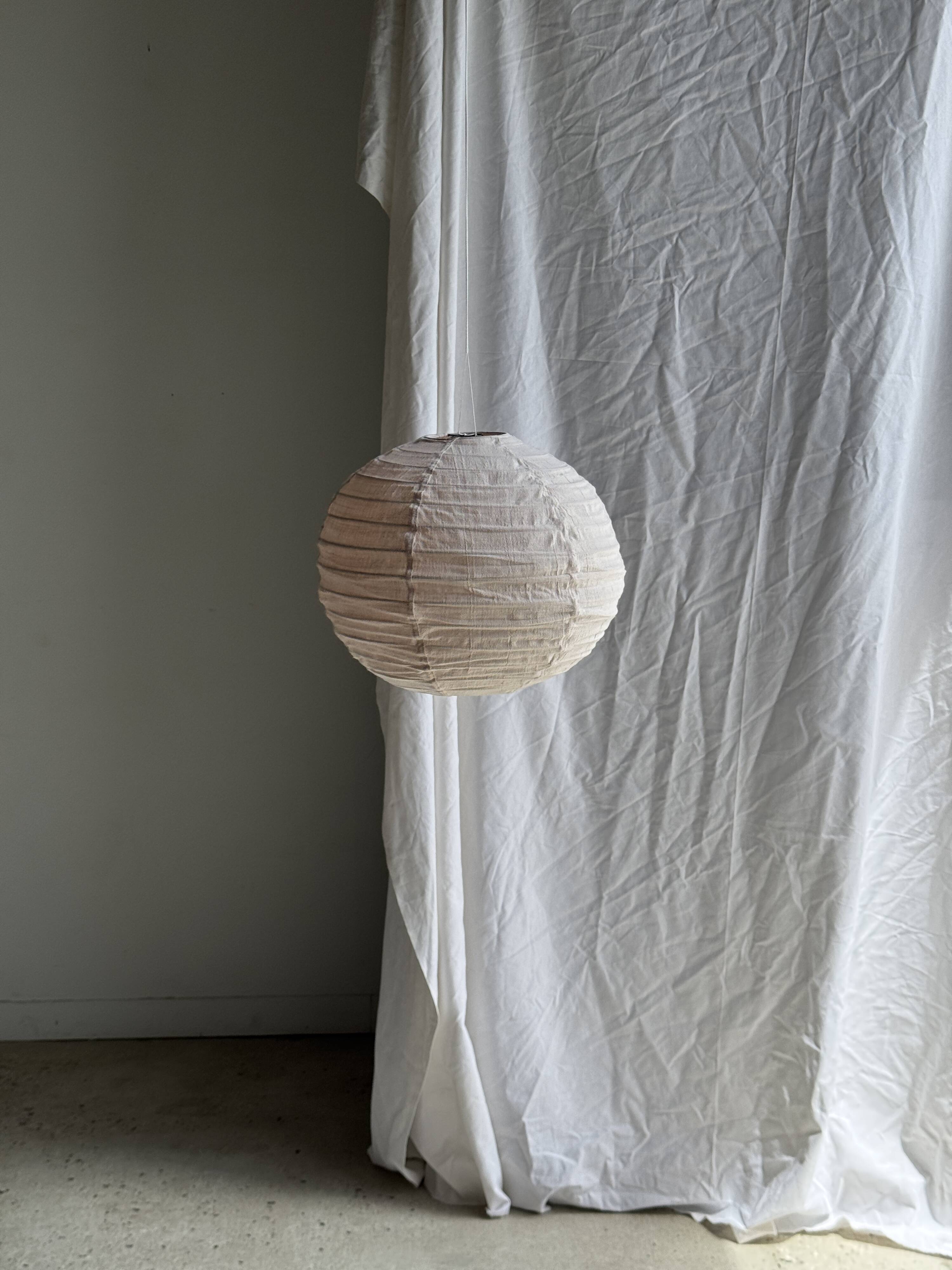 Average suspension in rattan and natural linen, round Japanese style, pink D40.