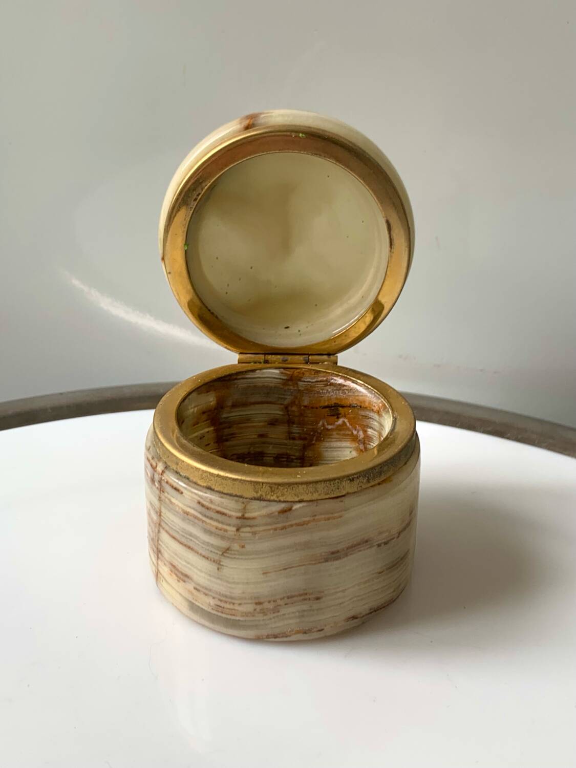 Ancienne boîte ronde onyx laiton vintage