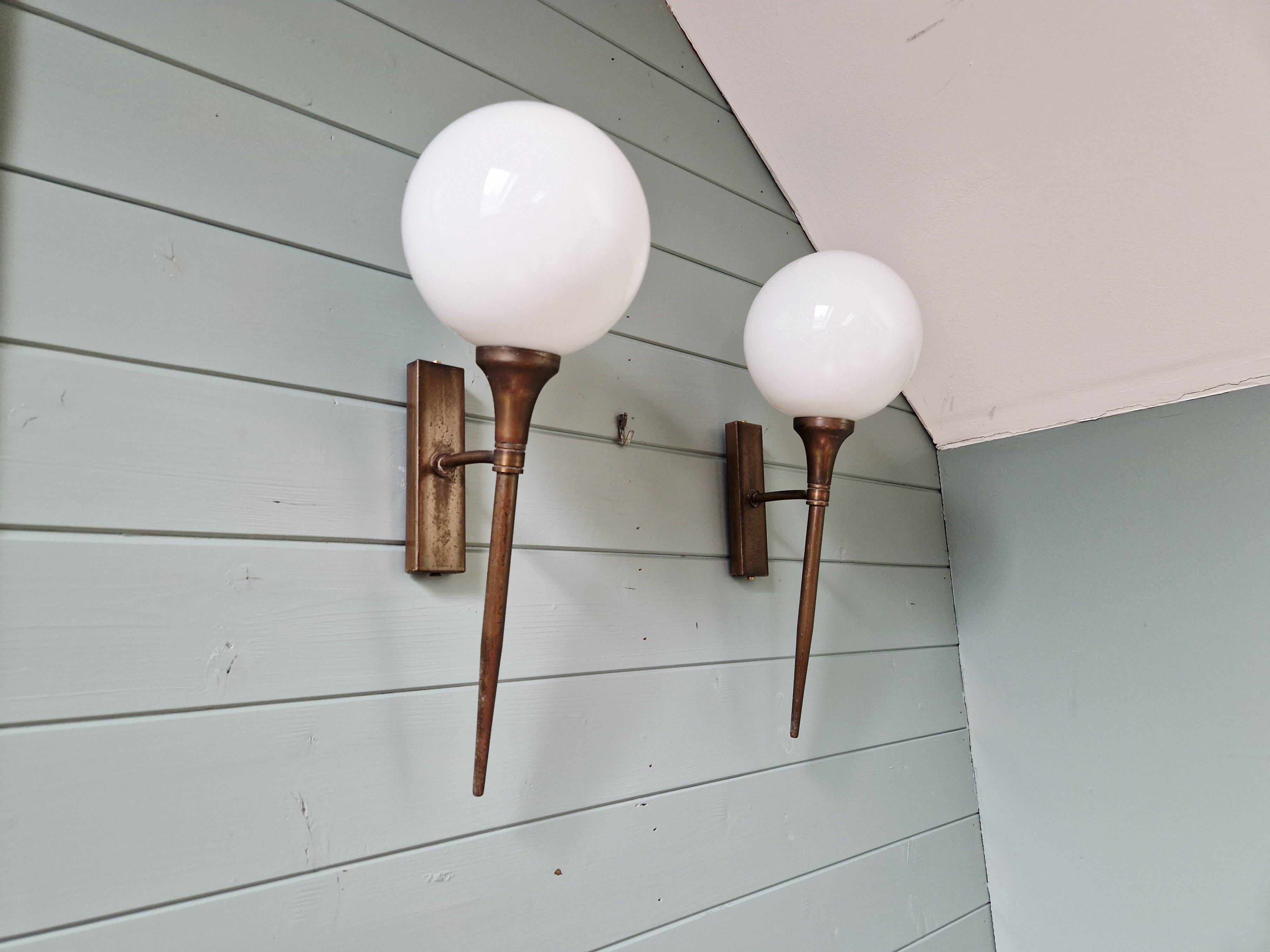 Pair of Art Deco wall sconces in brass and white opaline, 1930.