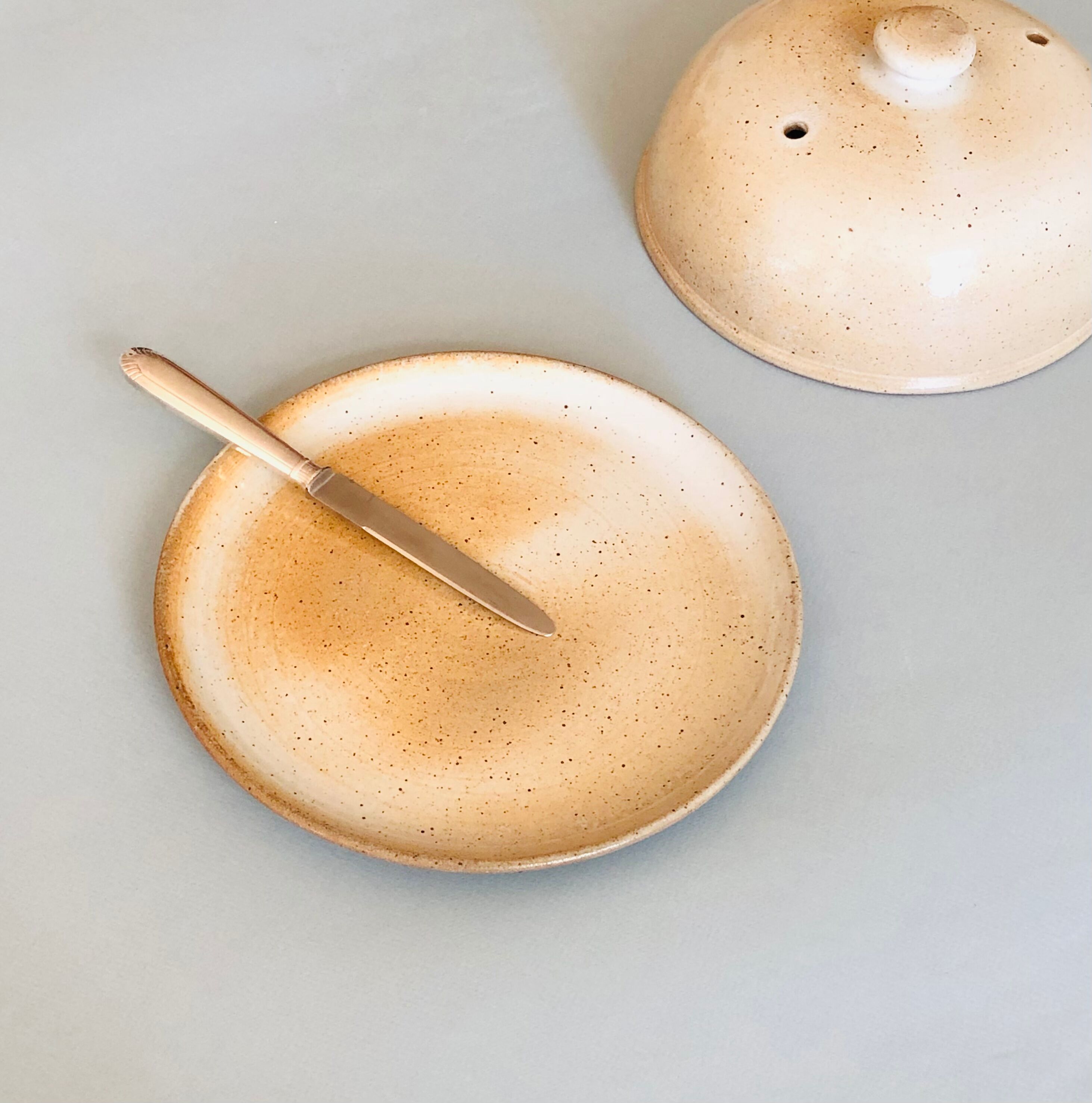 Plateau et cloche à fromage en Grès du Marais