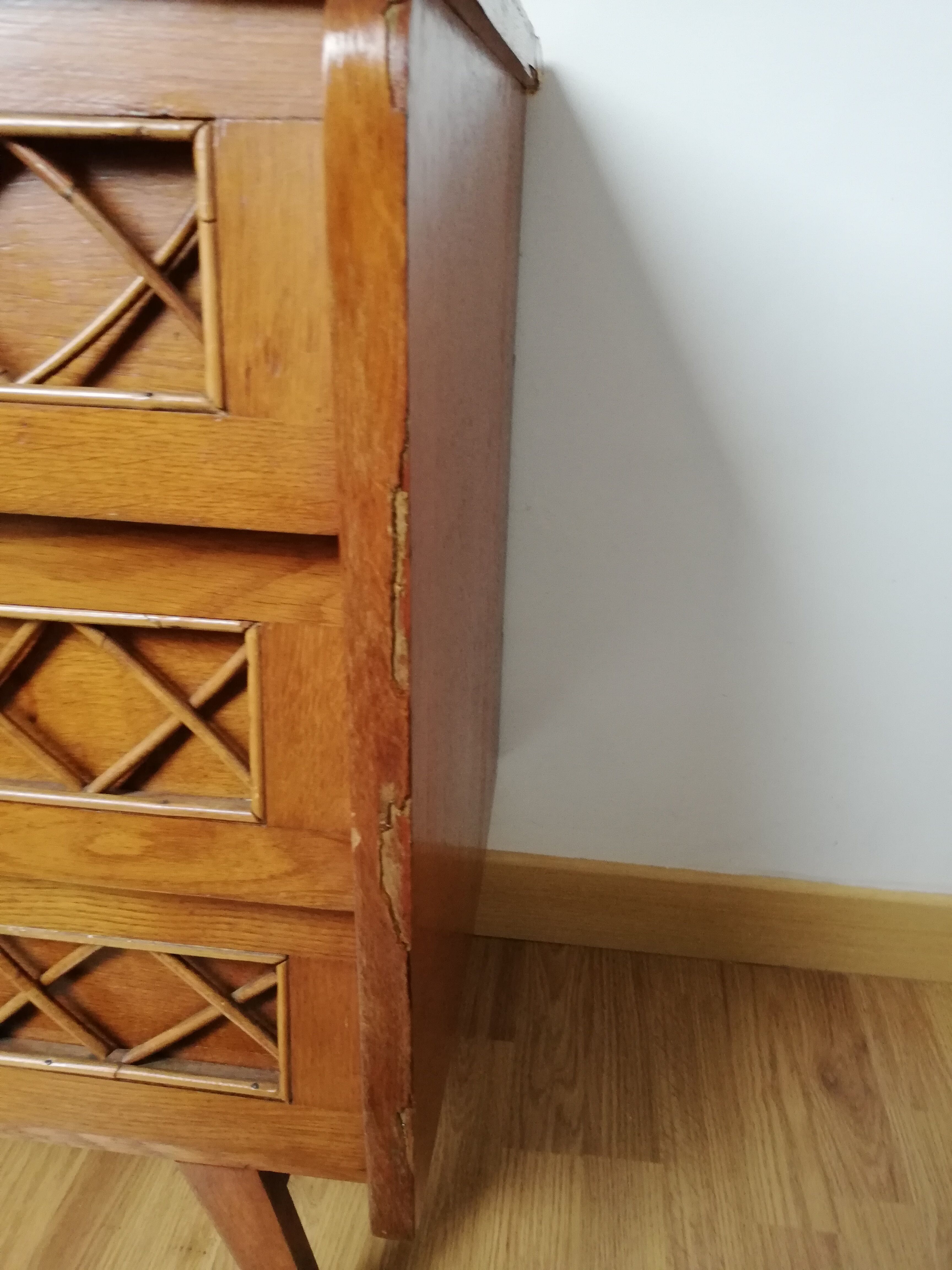 Convenient wood and rattan compass feet