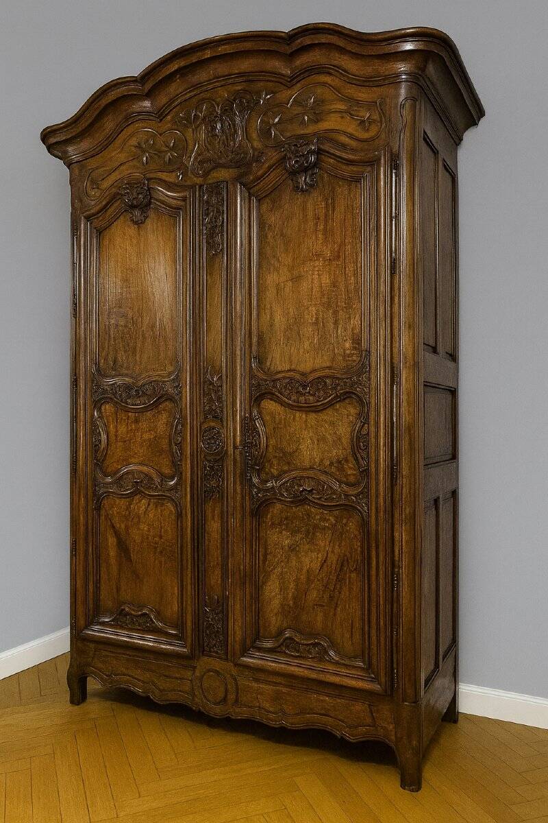 Very important Lyonnais wardrobe from the Louis XV period in solid walnut / height 295 cm