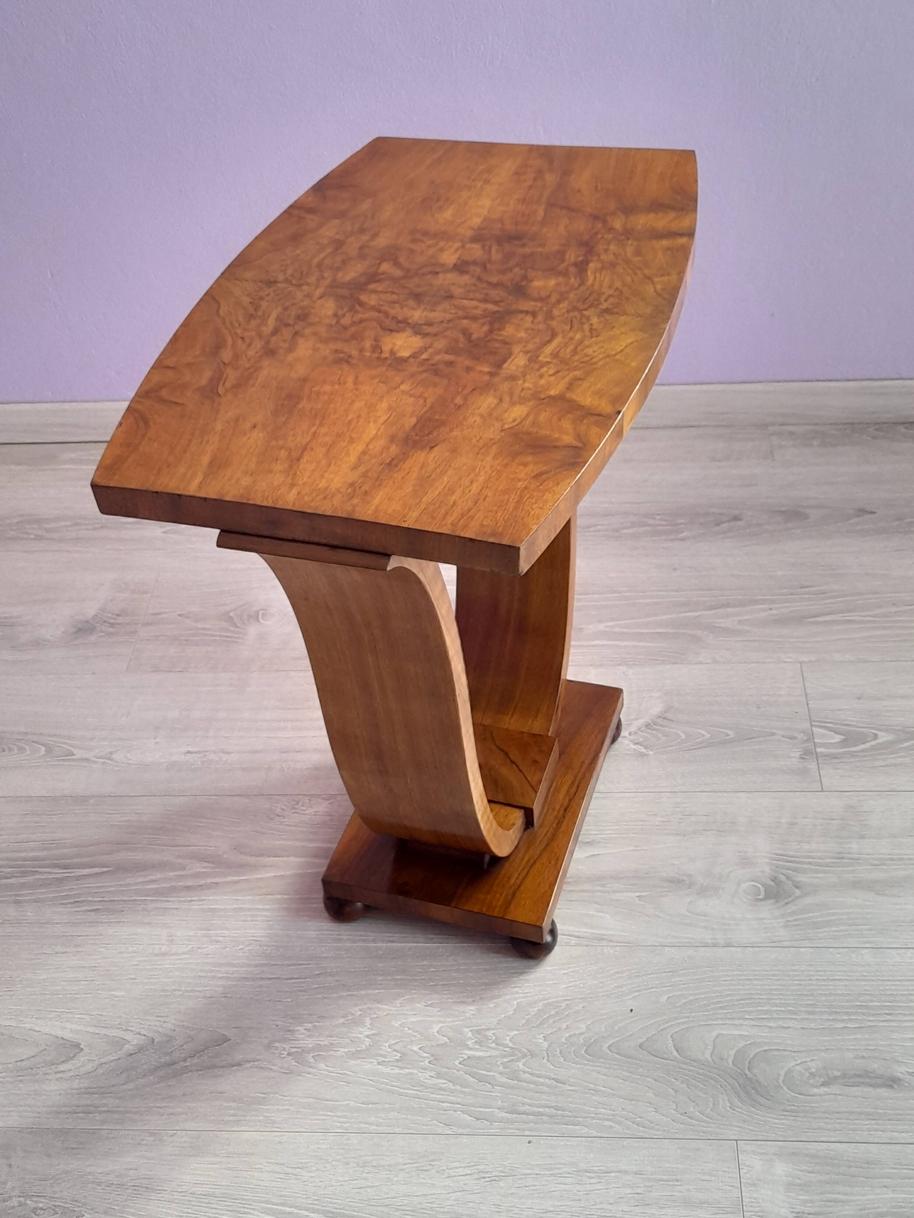 Art Deco walnut pedestal table