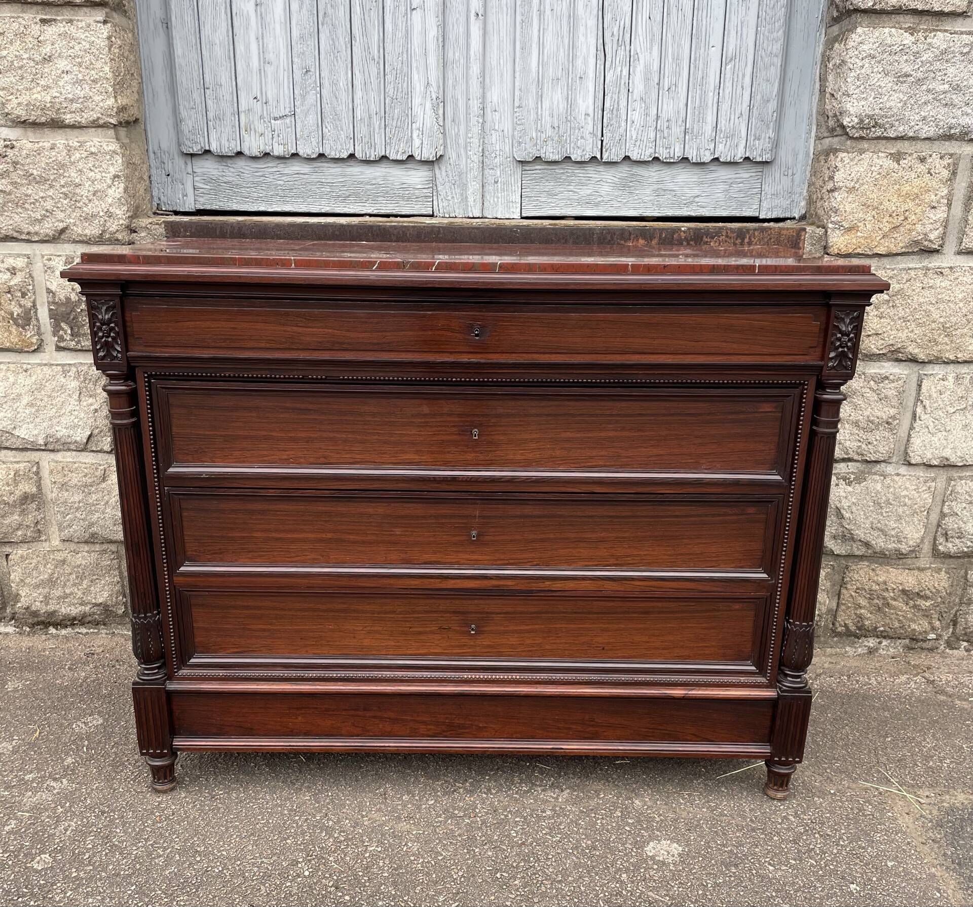 Louis Philippe commode / chest from the 19th century. Op