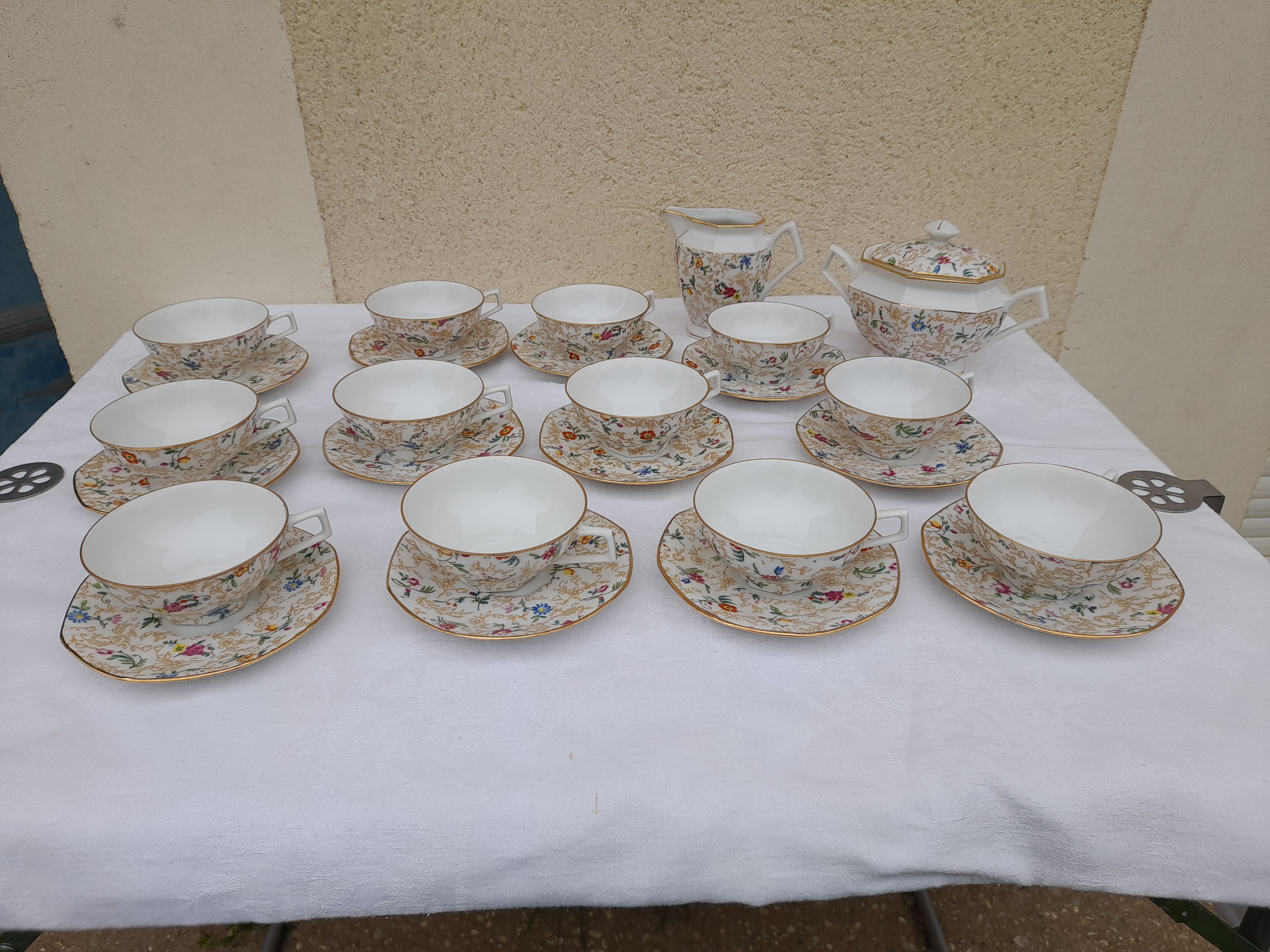 Lourioux Foecy porcelain tea set 12 cups, a sugar bowl and a crèmier