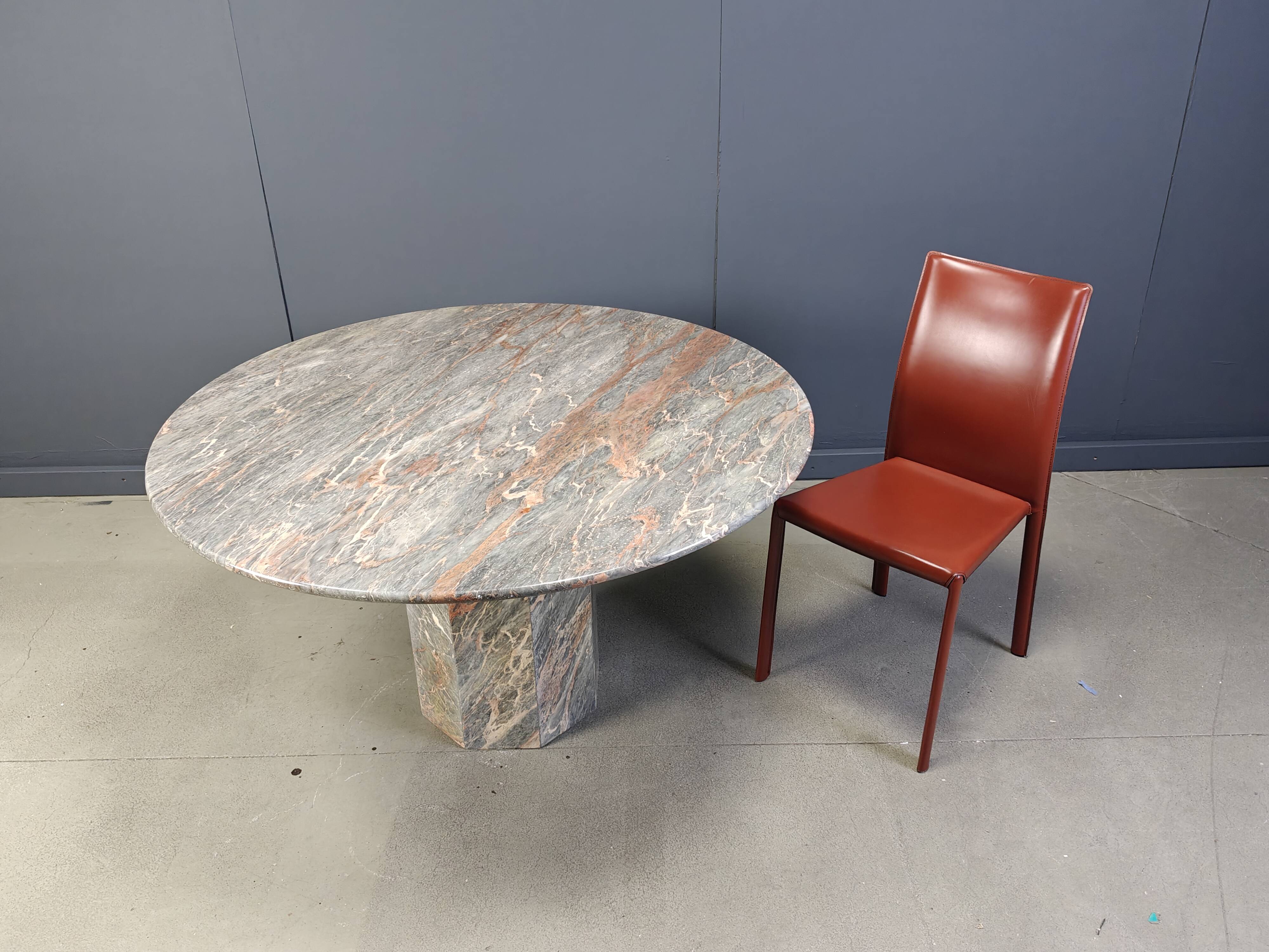 Table à manger ronde en marbre italien des années 1970