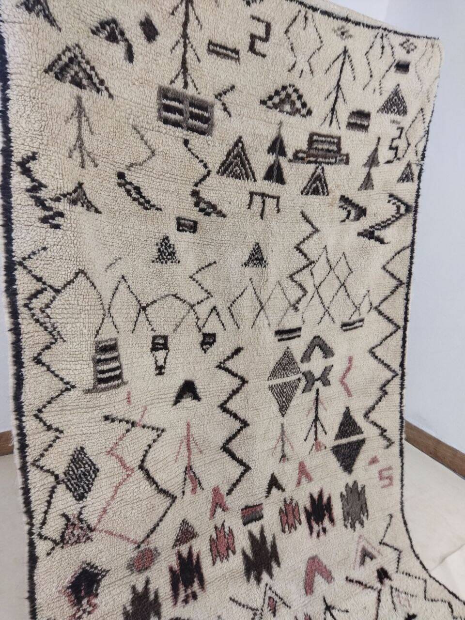 Vintage Berber rug 306 X 135 CM