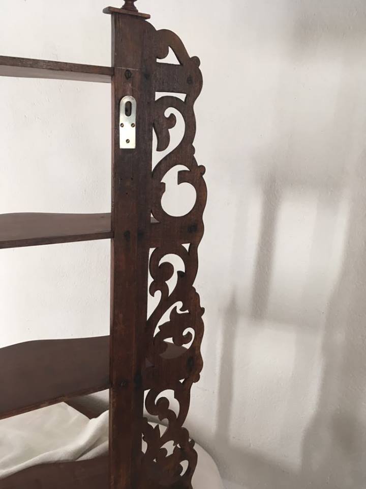 Shelf wood at four levels to volutes