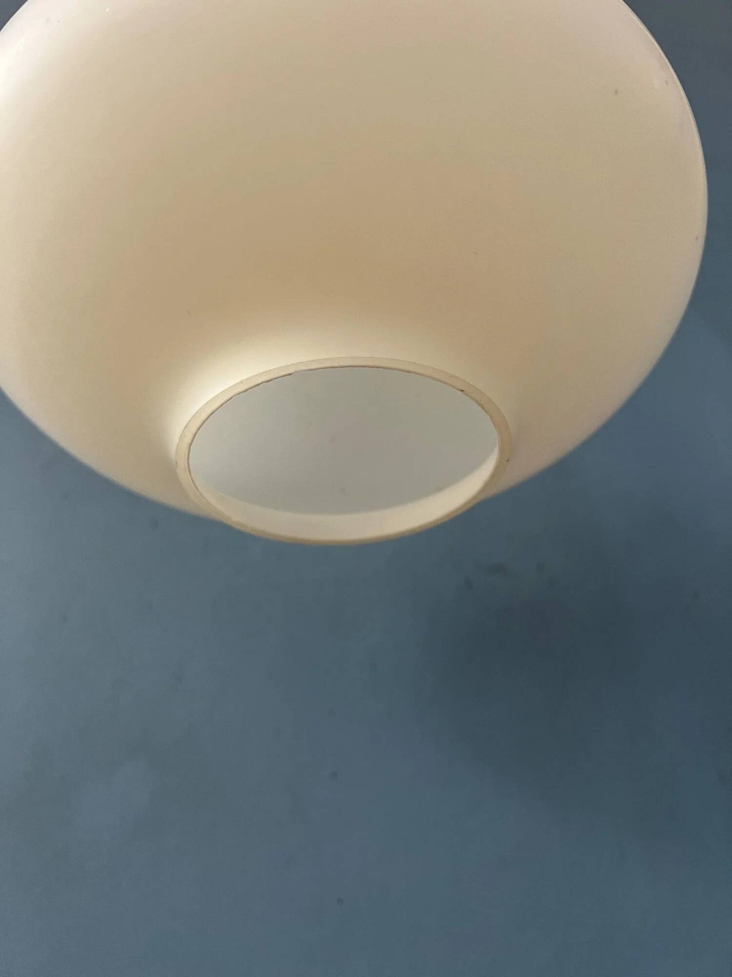 Suspension vintage Philips en verre opalin attribuée à Louis Kalff