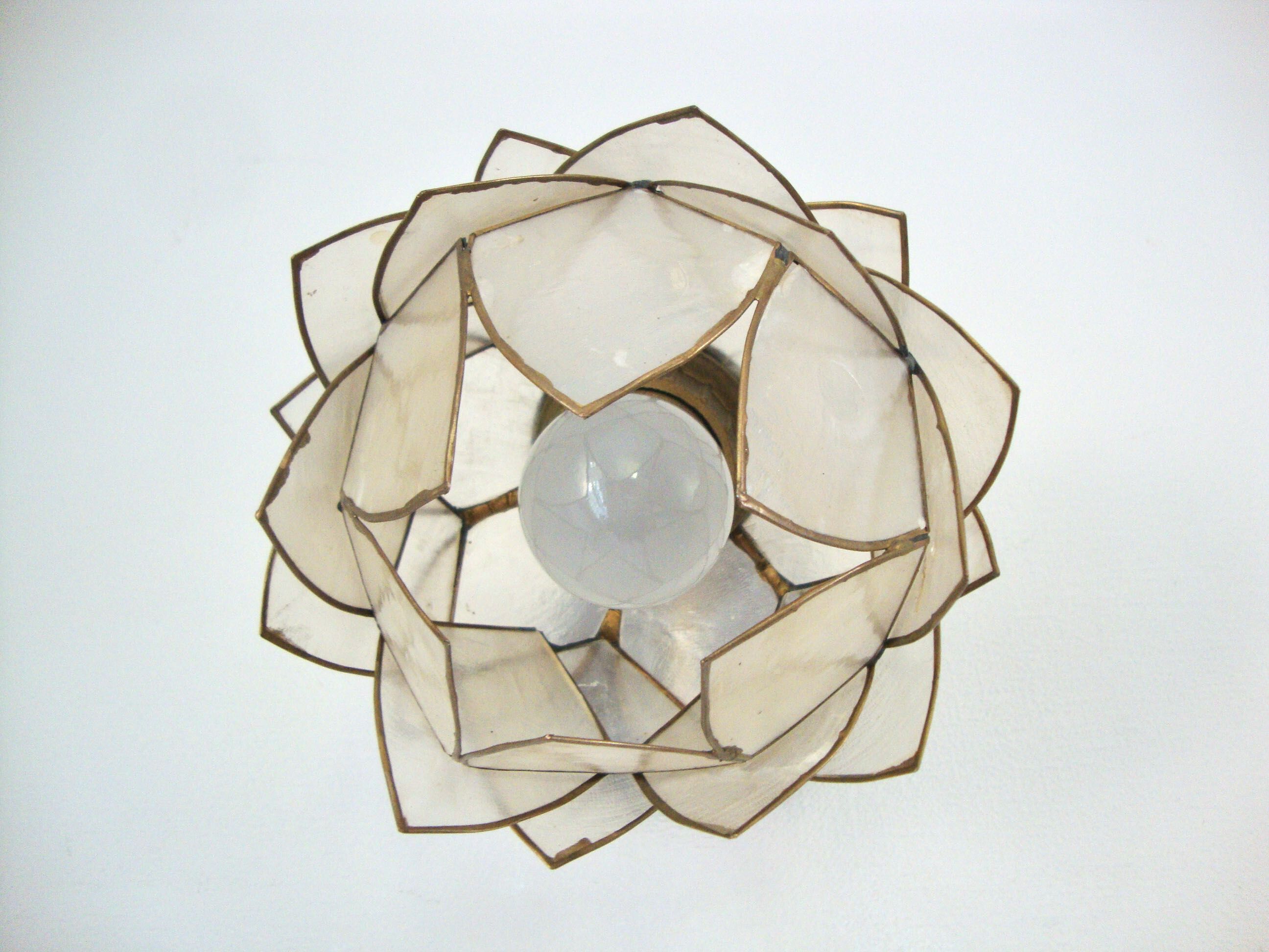 Applique lotus nacre et laiton