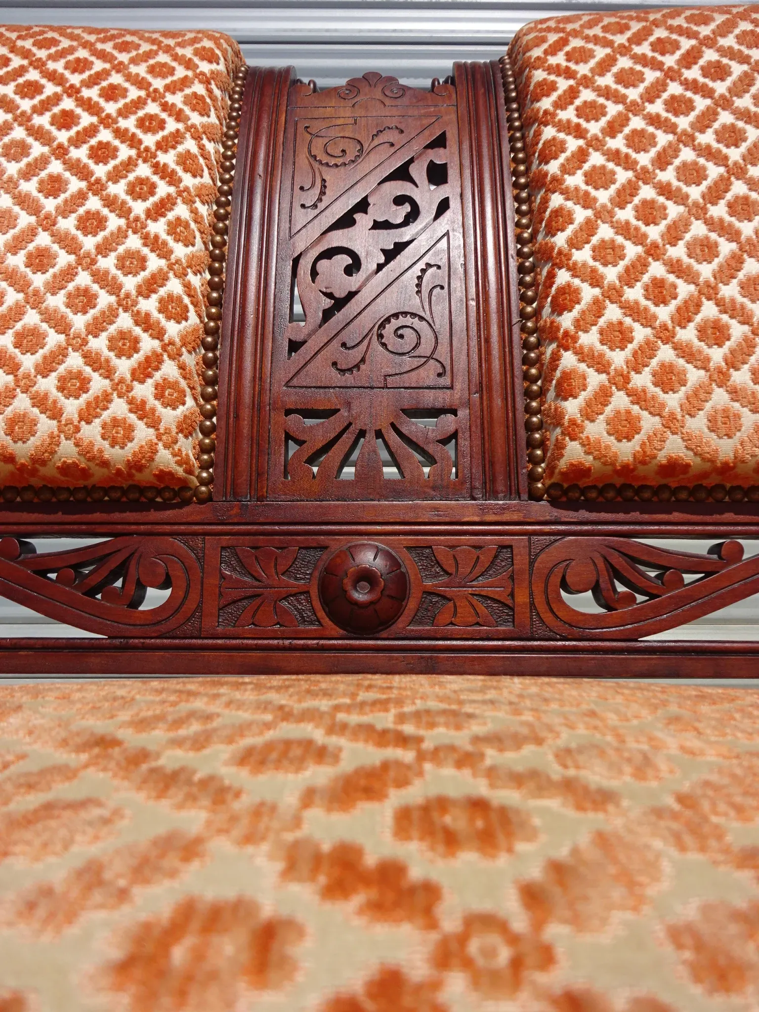 Ancienne banquette en bois et velours orange