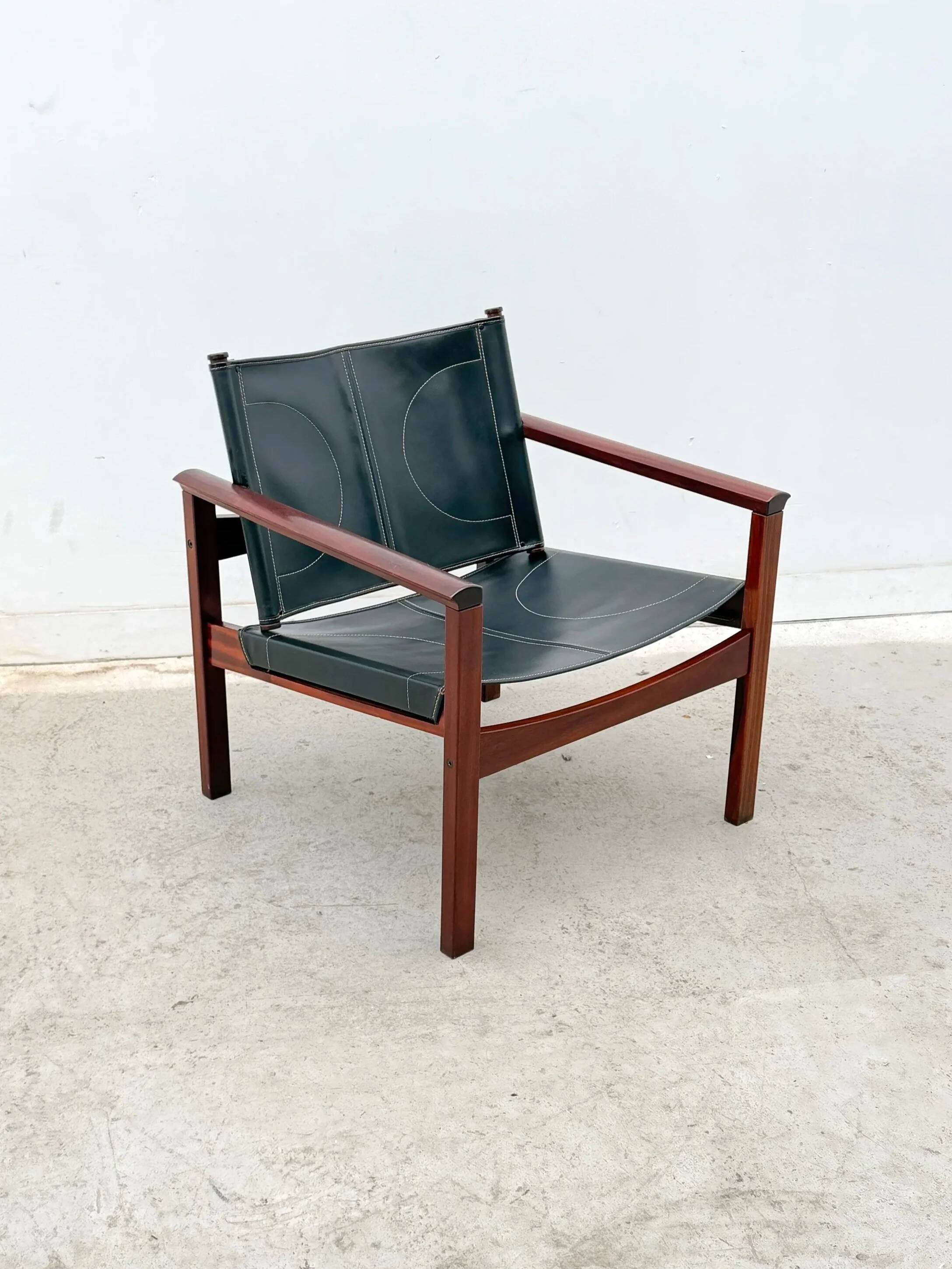 Fauteuil "Peglev" de Michel Arnoult pour Objekto en palissandre et skaï, Brésil 1960