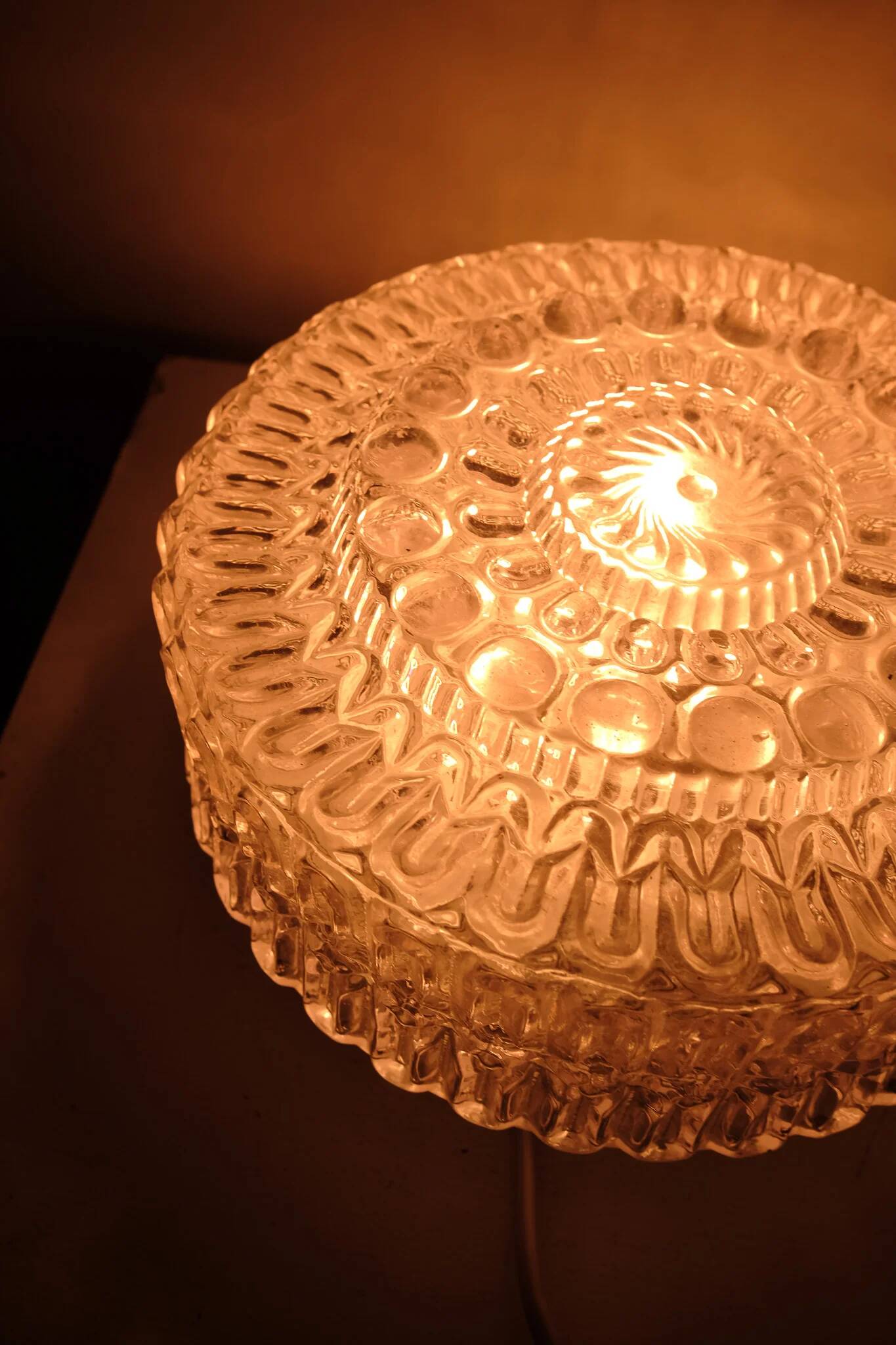 Vintage round ceiling light in bubbled glass, 1970s.