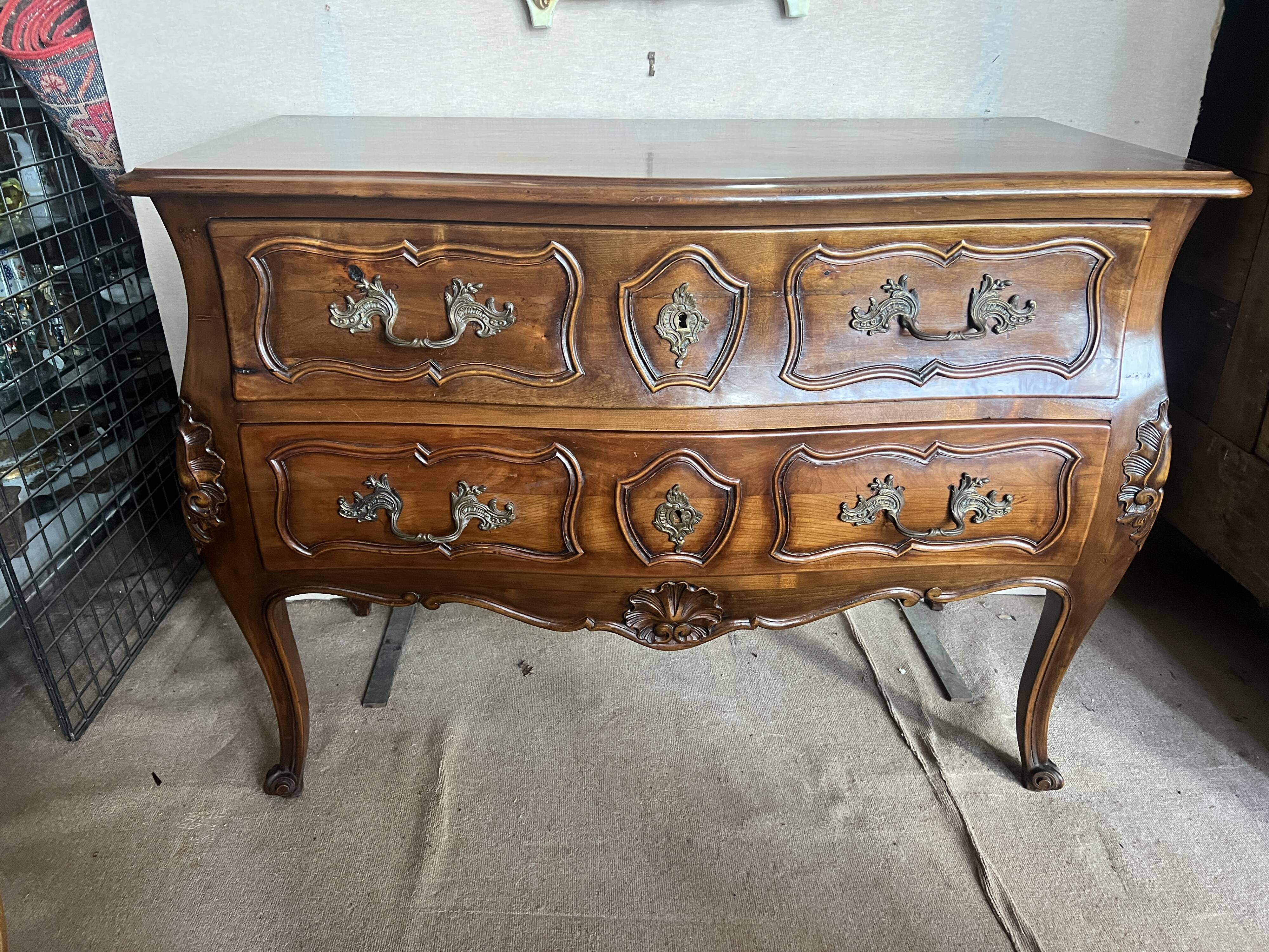 Commode de style louis XV , bois naturel