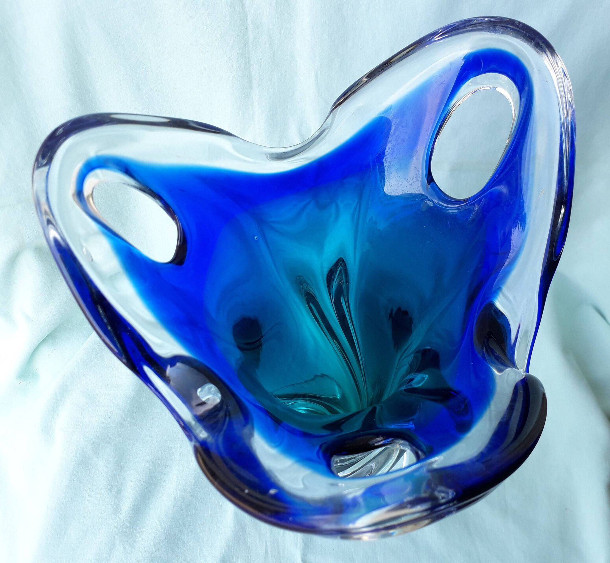 Vase en verre bleu