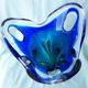 Vase en verre bleu
