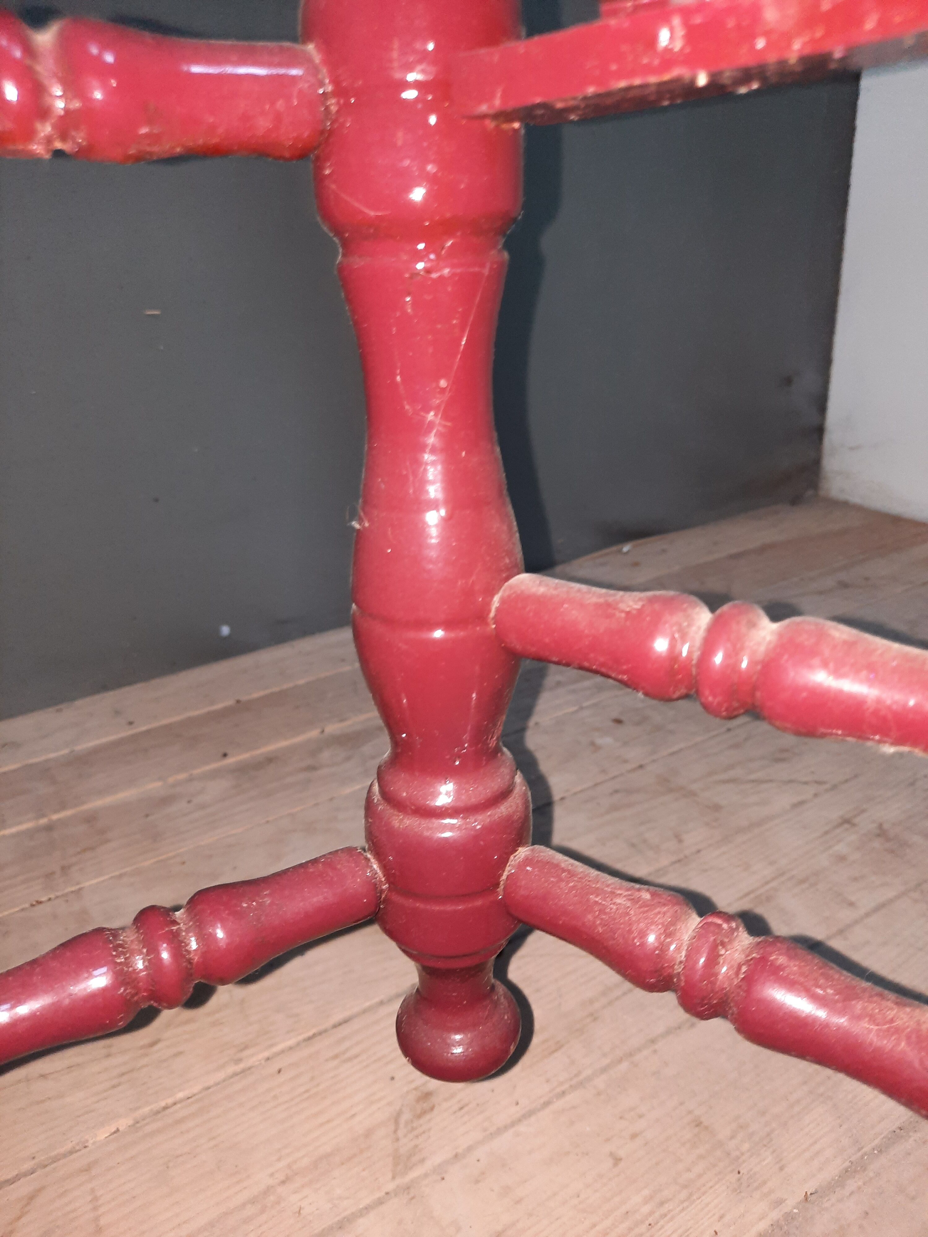 Pot door in red lacquered wood