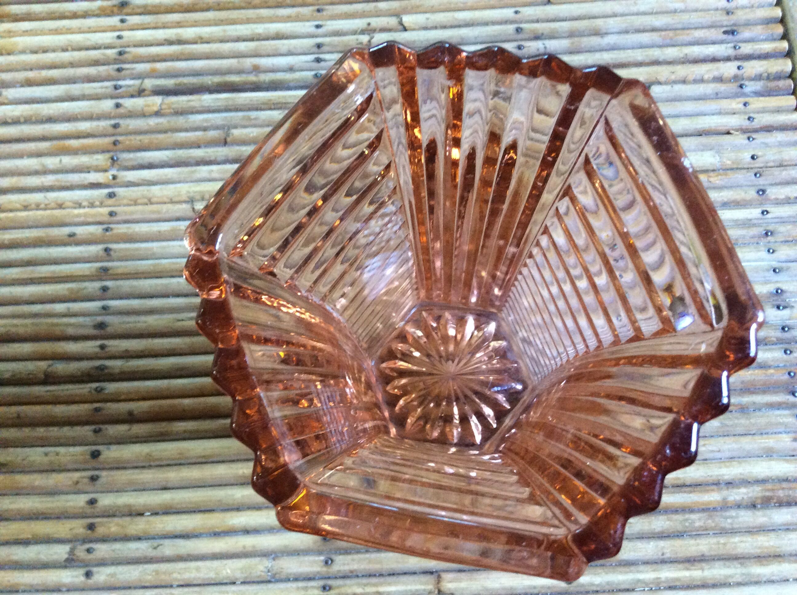 Vase en verre rose