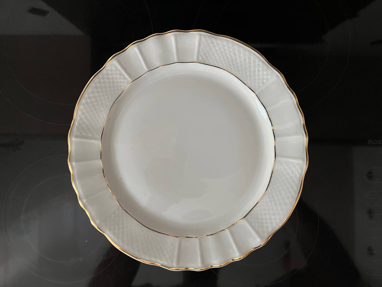 6 assiettes blanches en porcelaine