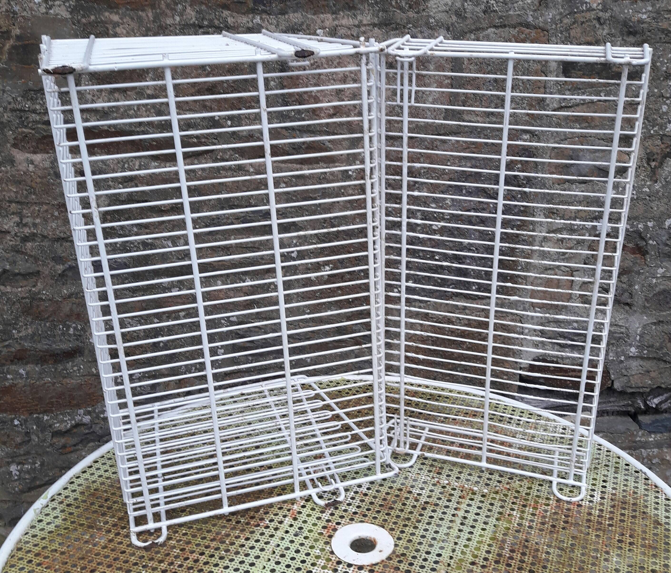 Interlocking rack made of sheathed metal wire