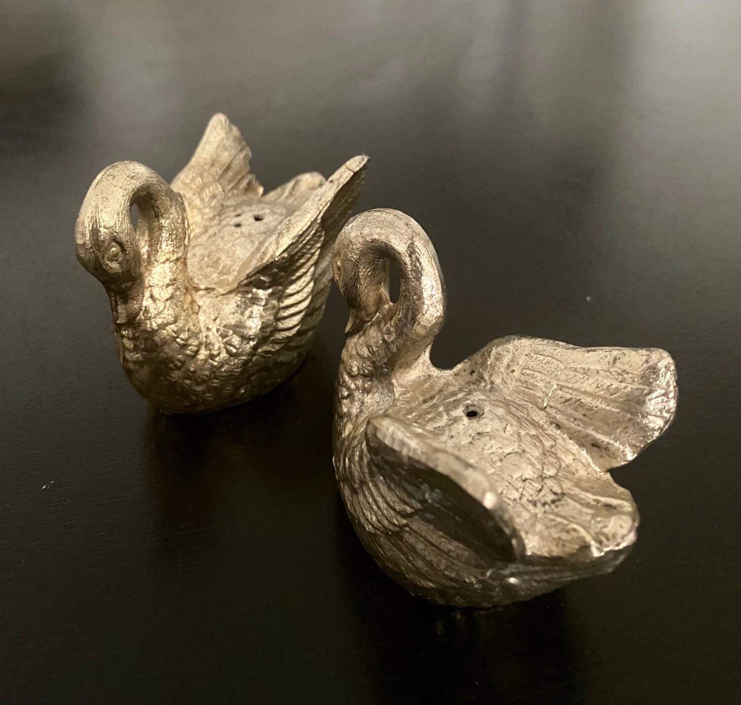 1 pepper pot and 1 swan-shaped metal salt shaker
