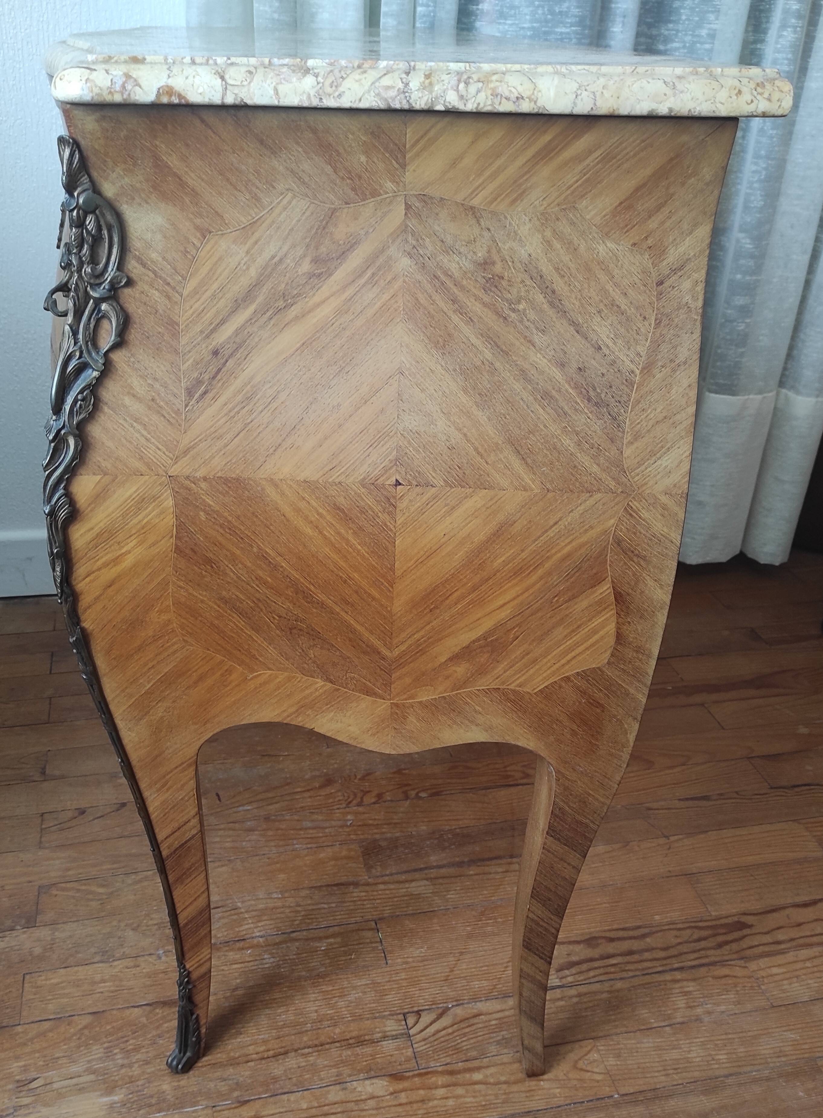 Commode sauteuse galbée style Louis XV-Marqueterie florale et marbre-TBE