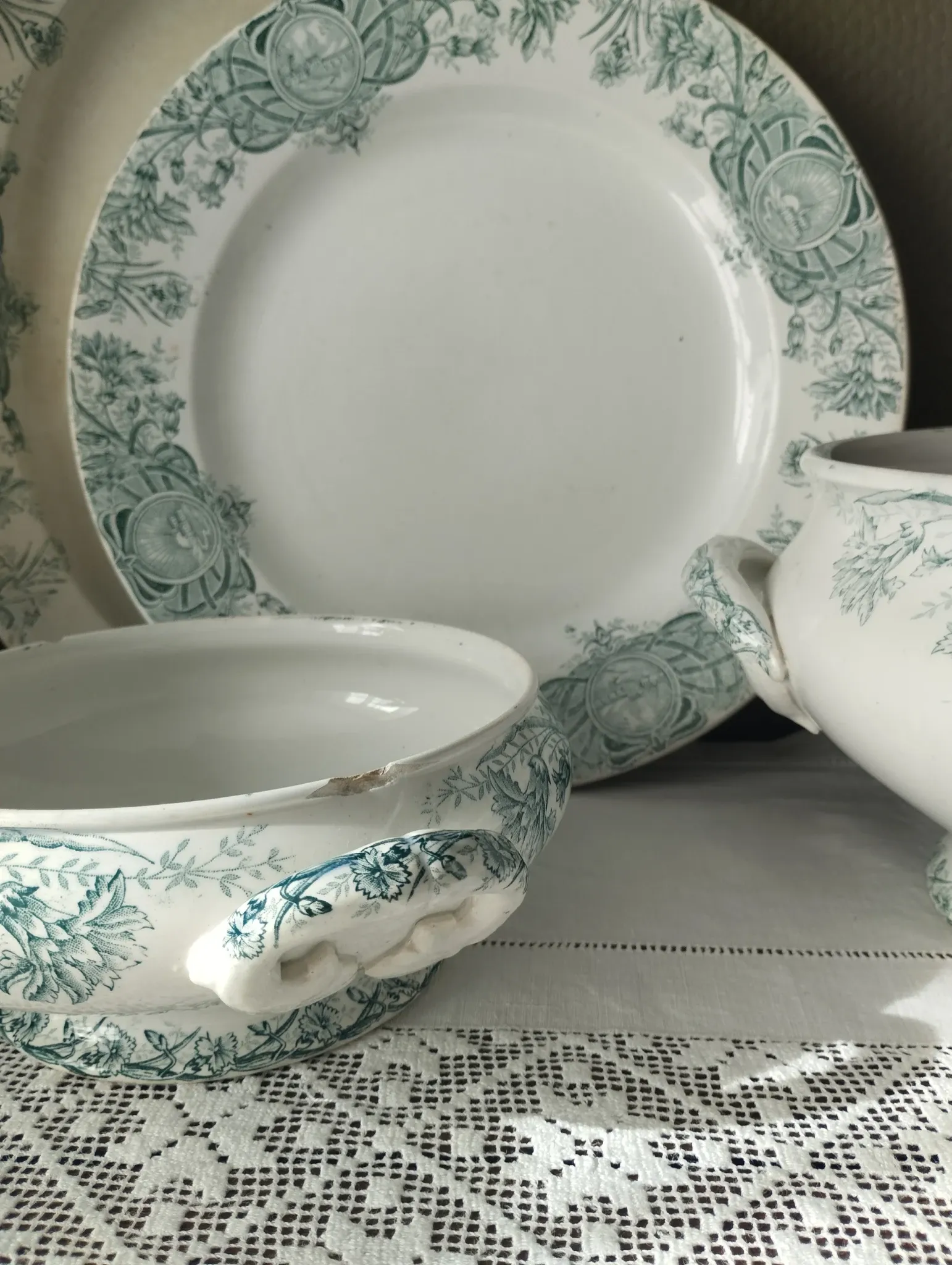Small soup tureen base, ironstone, St-Amand, Lebacqz & Bouchart "Persian"