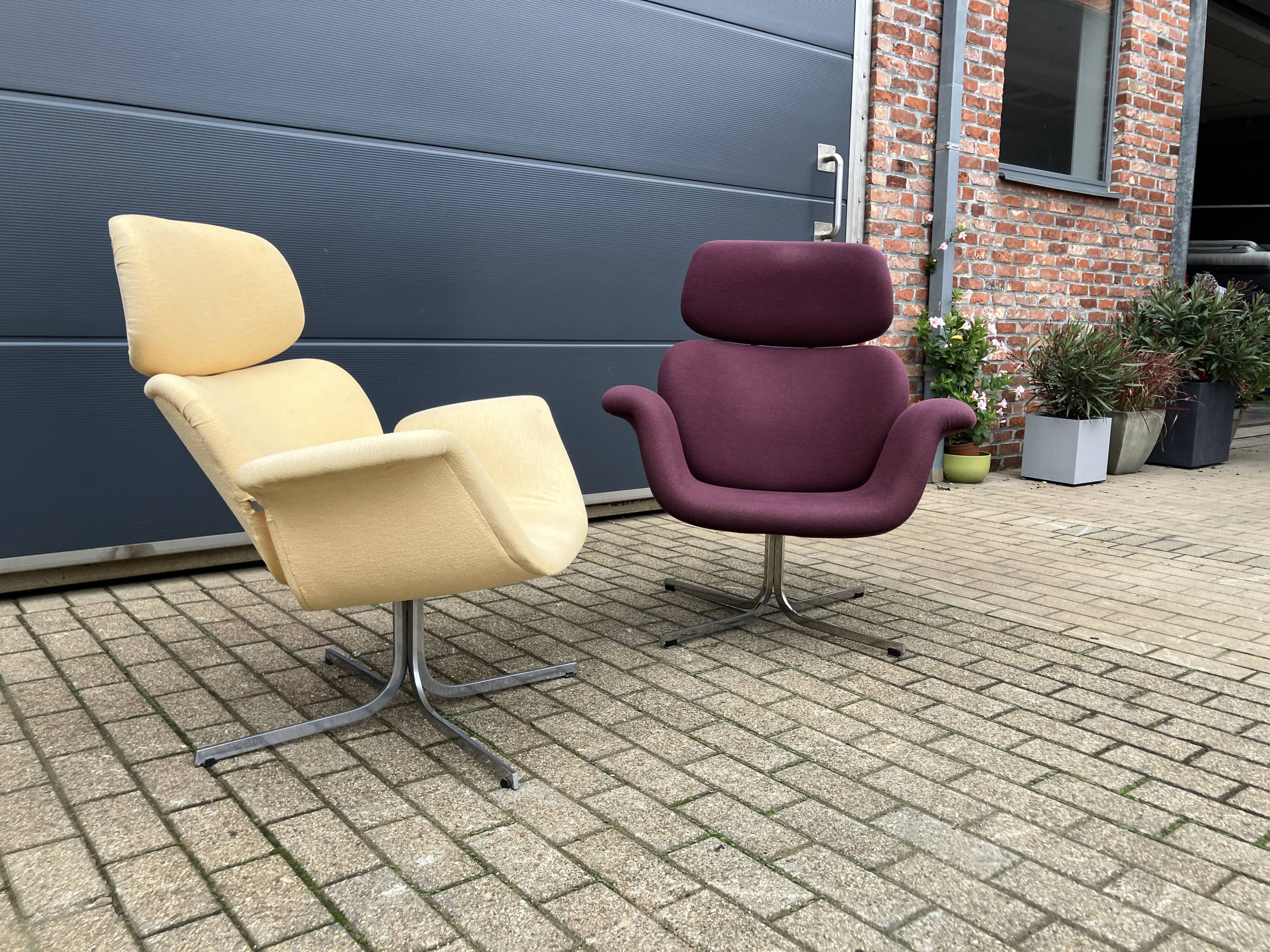 2x Artifort Big Tulip by Pierre Paulin, oud model met kruisvoet