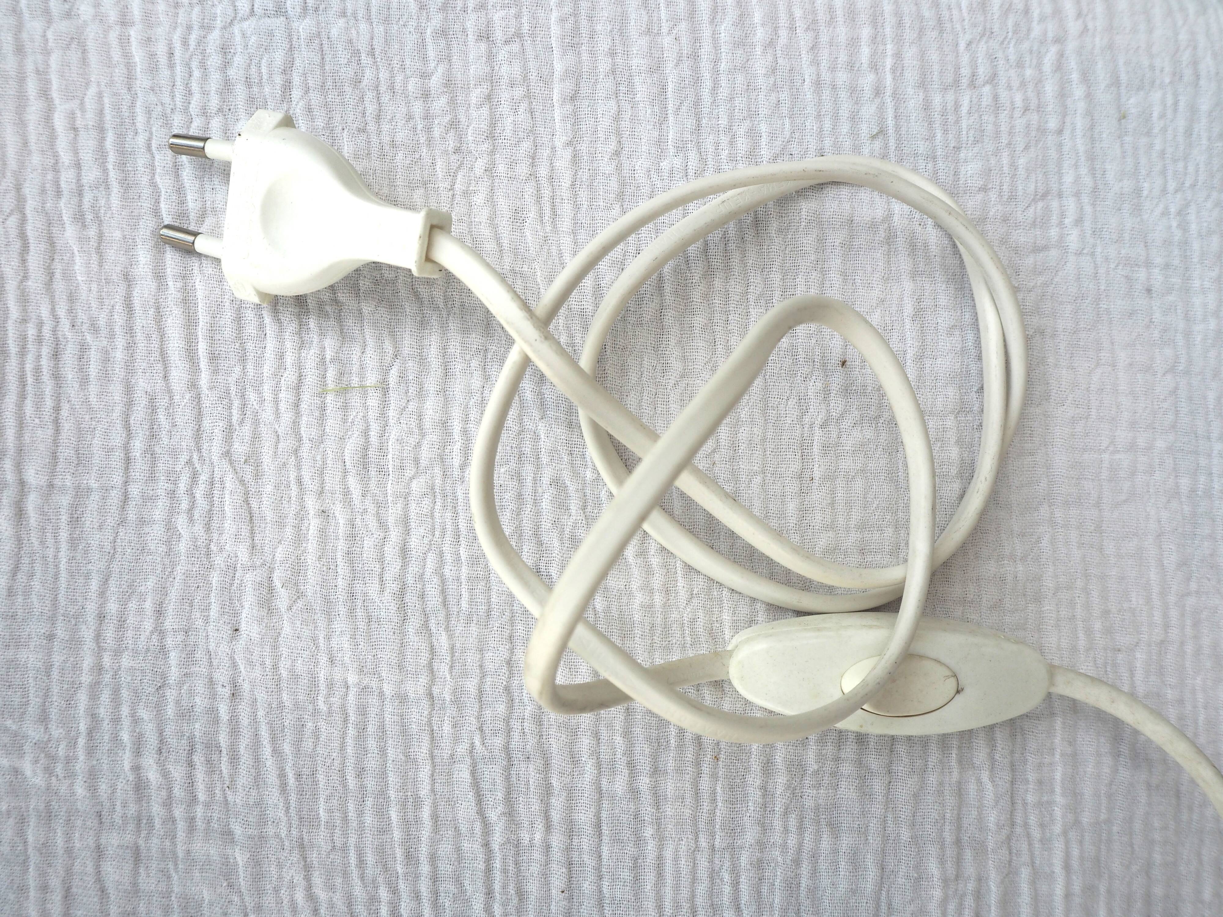 Classic pewter and opaline lamp, Les Étains de la Tour