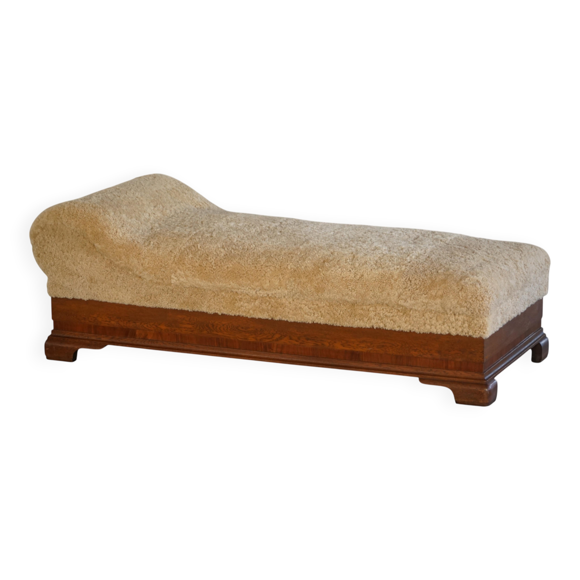 Art Deco, upholstered daybed in lambswool, Danish cabinetmaker, 1930s.