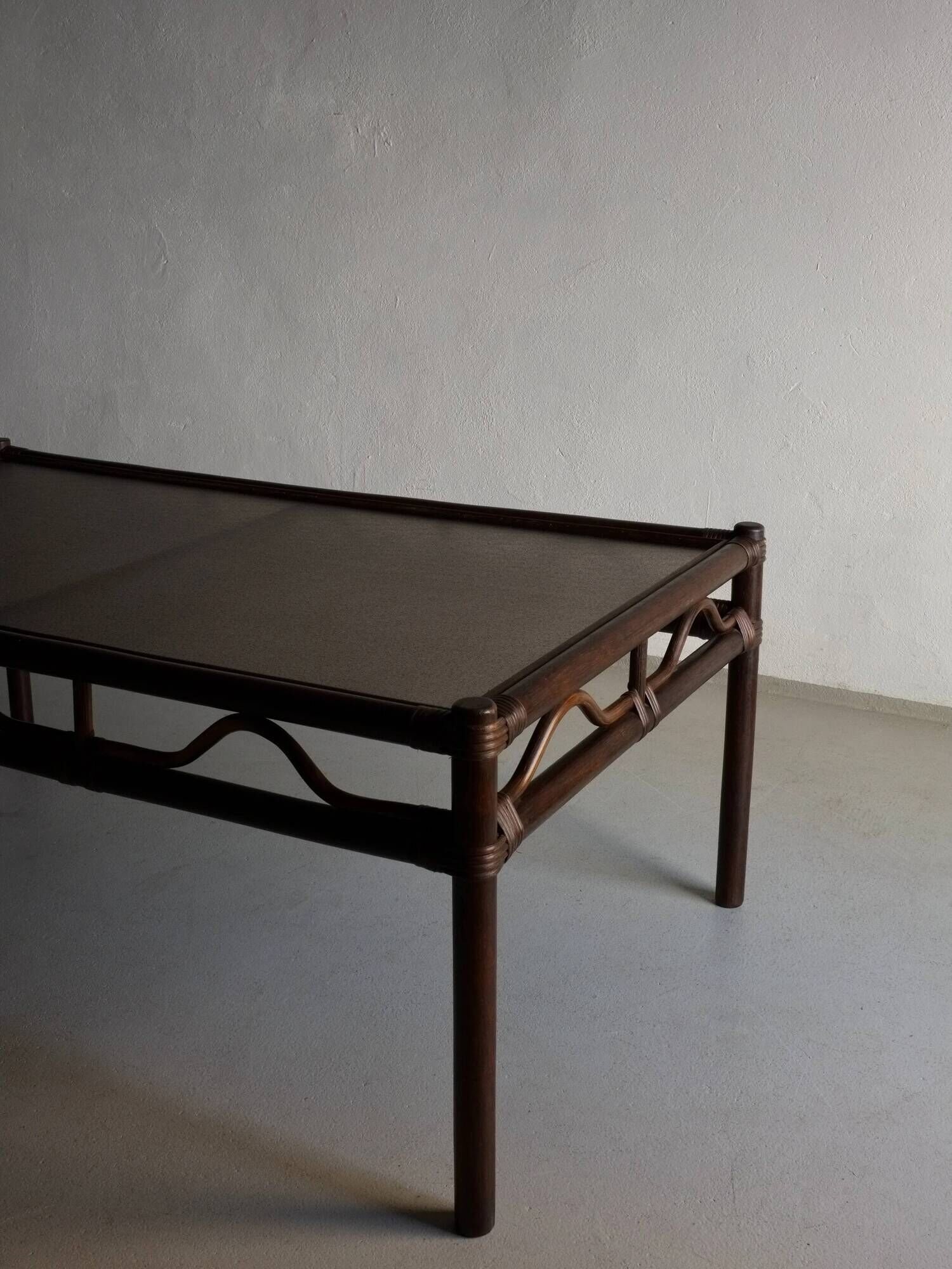 Table basse en rotin foncé et verre | Années 1980