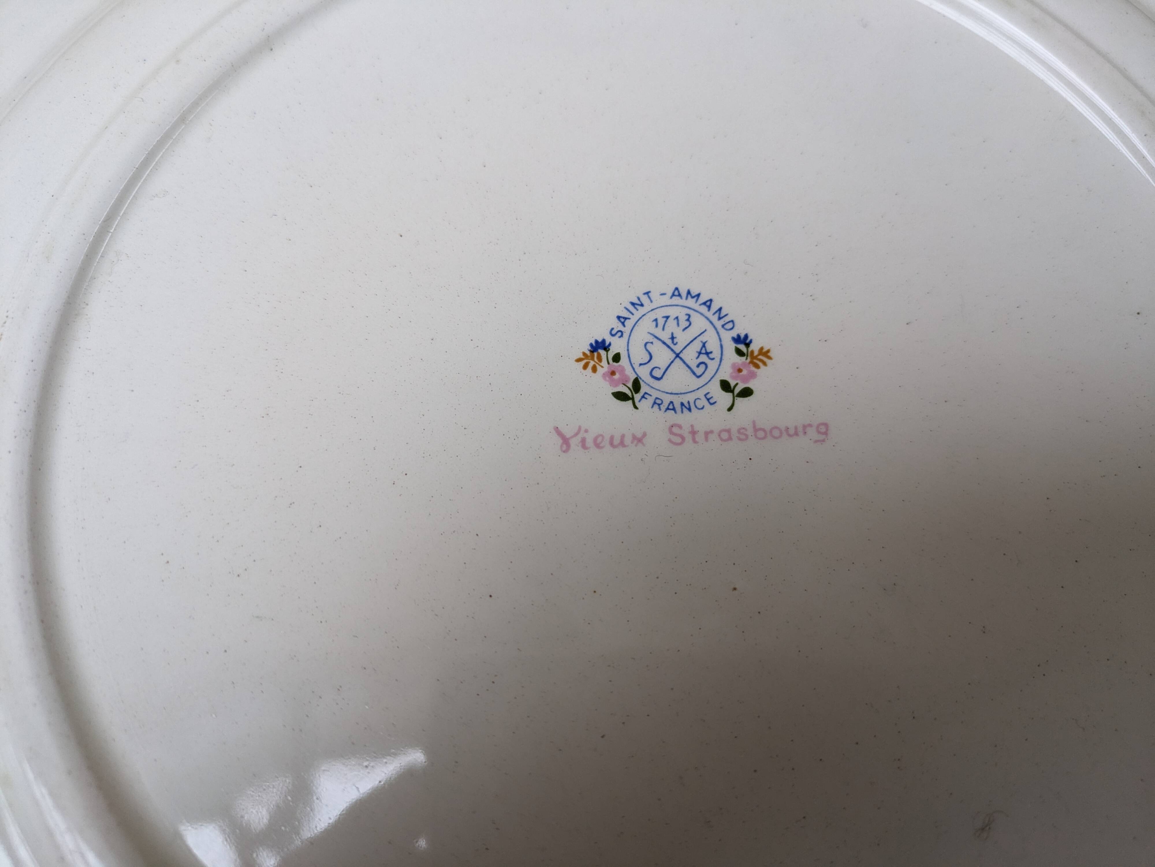 Round dish decorated with a bouquet of flowers Saint Amand Vieux Strasbourg