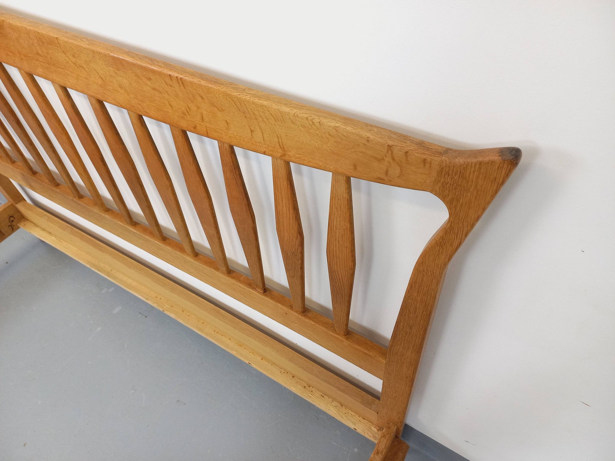 Double vintage French bed by Guillerme et Chambron in solid oak from the 1960s.