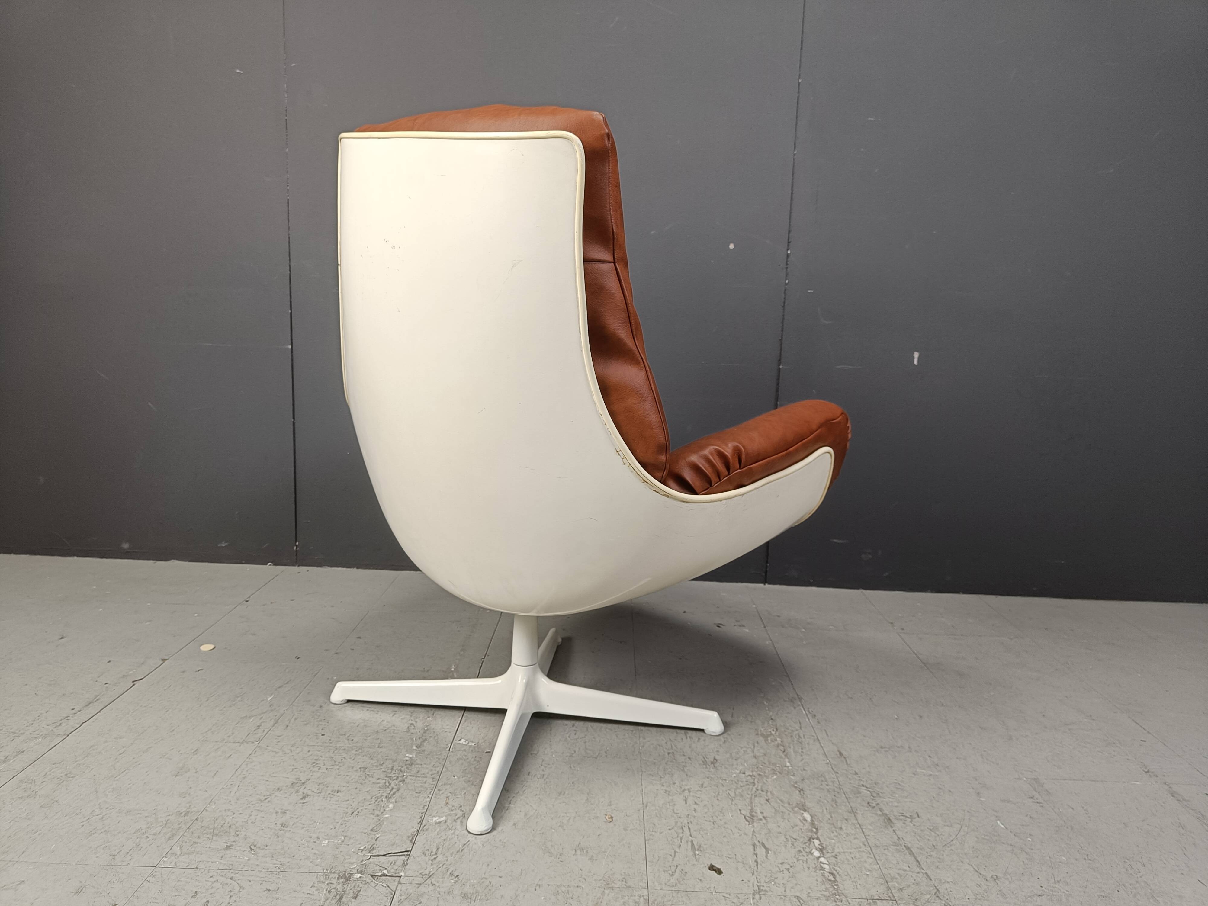 Space age fiberglass swivel chair, 1960s