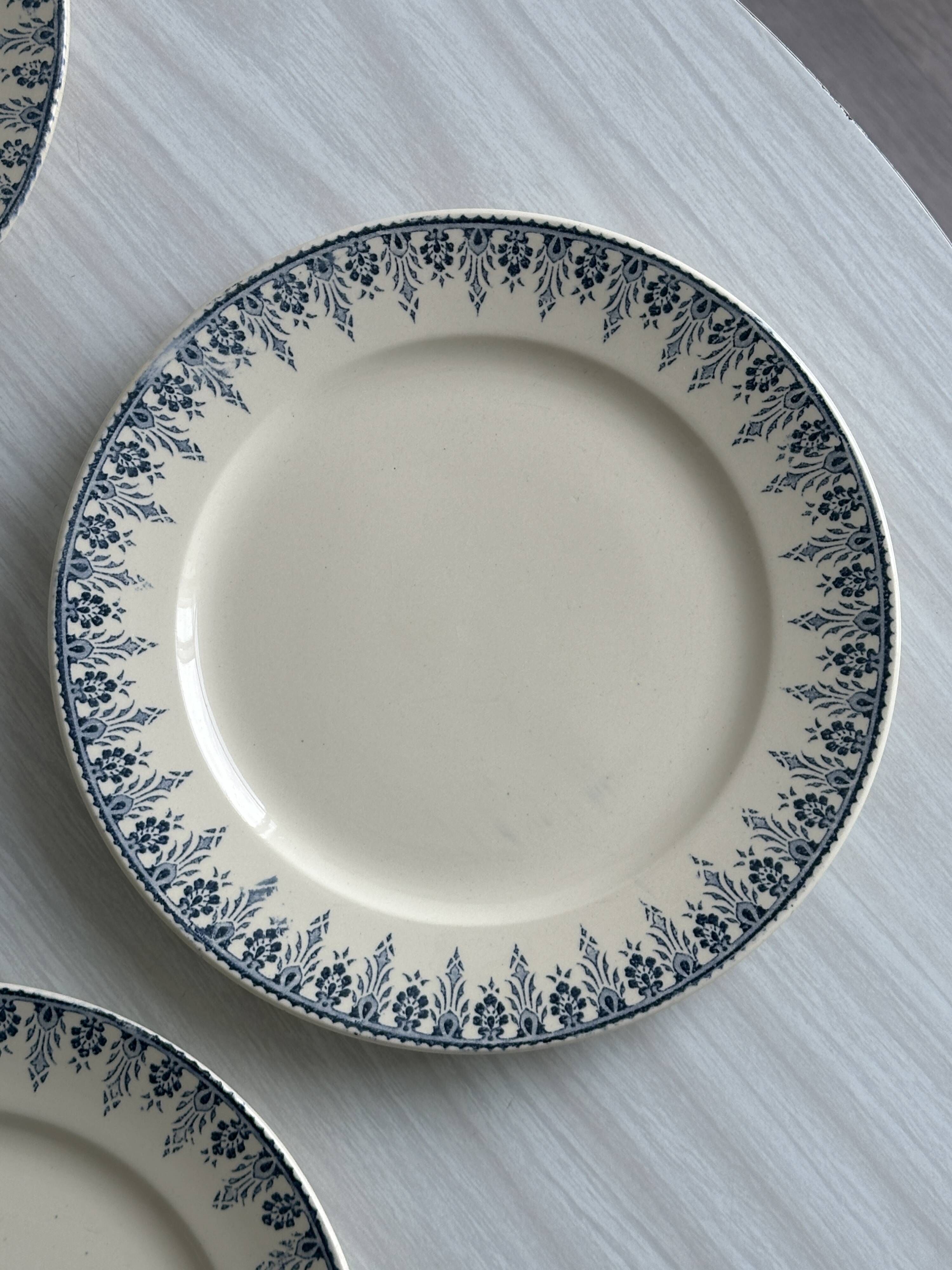 6 flat earthenware plates, blue floral border
