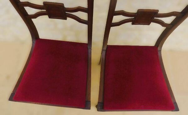 2 chaises de style en bois massif avec assise tissus velours rouge