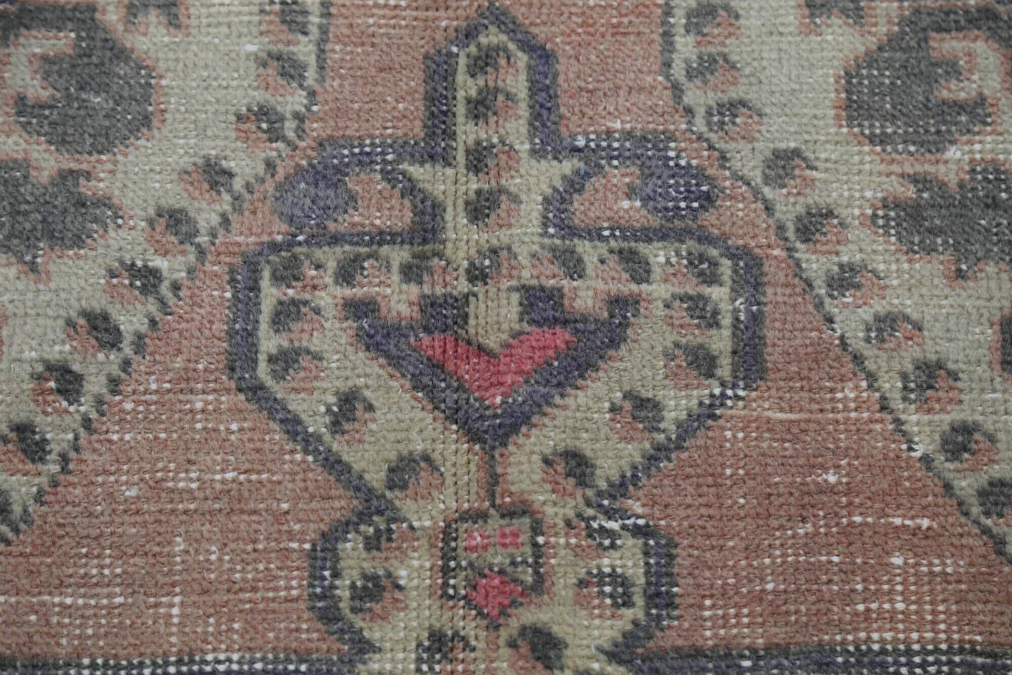 Vintage multicoloured Turkish rug with floral medallion, 125 × 213 cm
