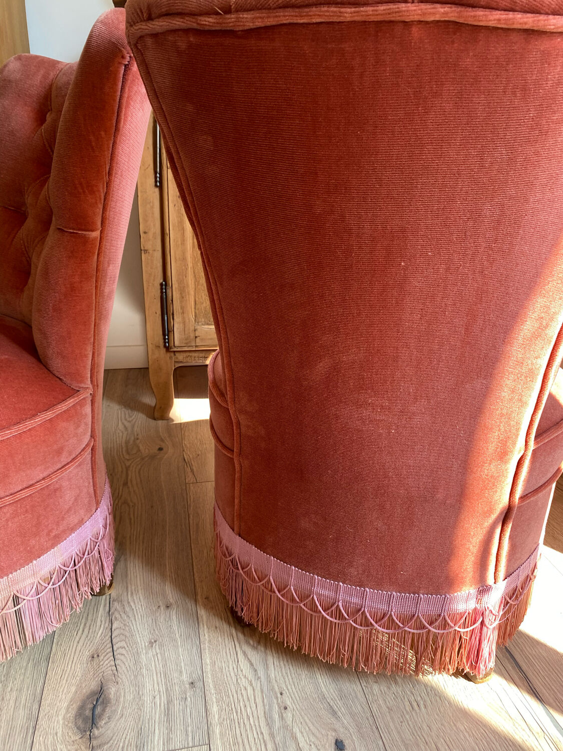 Set of 2 toad chairs