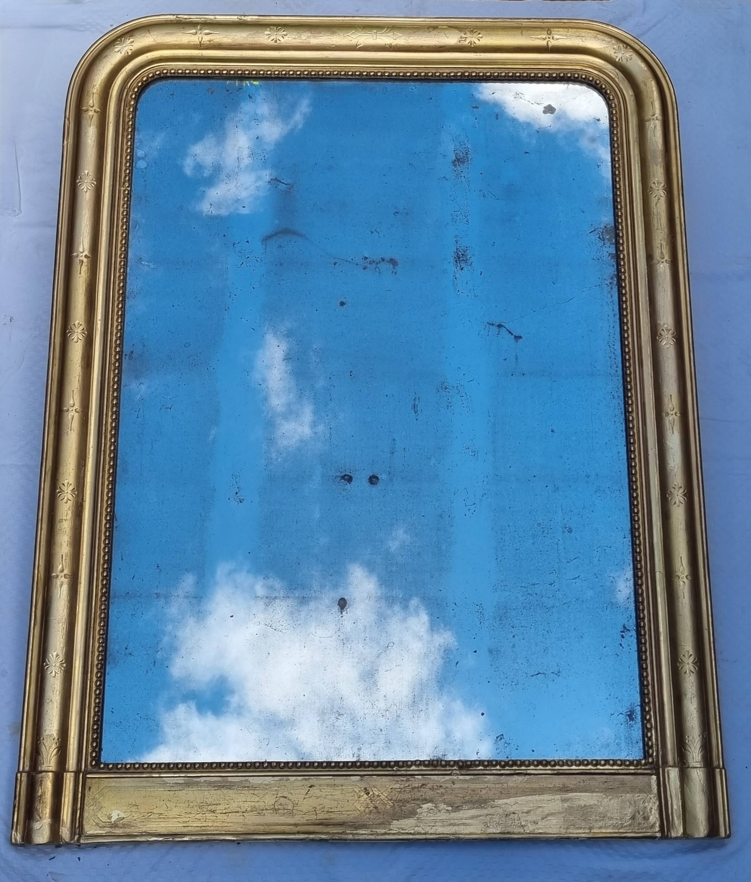Large gilded Louis-Philippe antique mirror from the 19th century with original glass, measuring 129 x 10 cm.