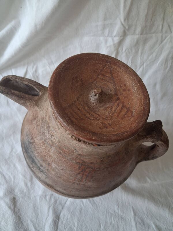 Ancienne poterie, cruche, traditionnelle berbère/kabyle en terre cuite