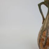 Vase en céramique en forme d'amphore antique